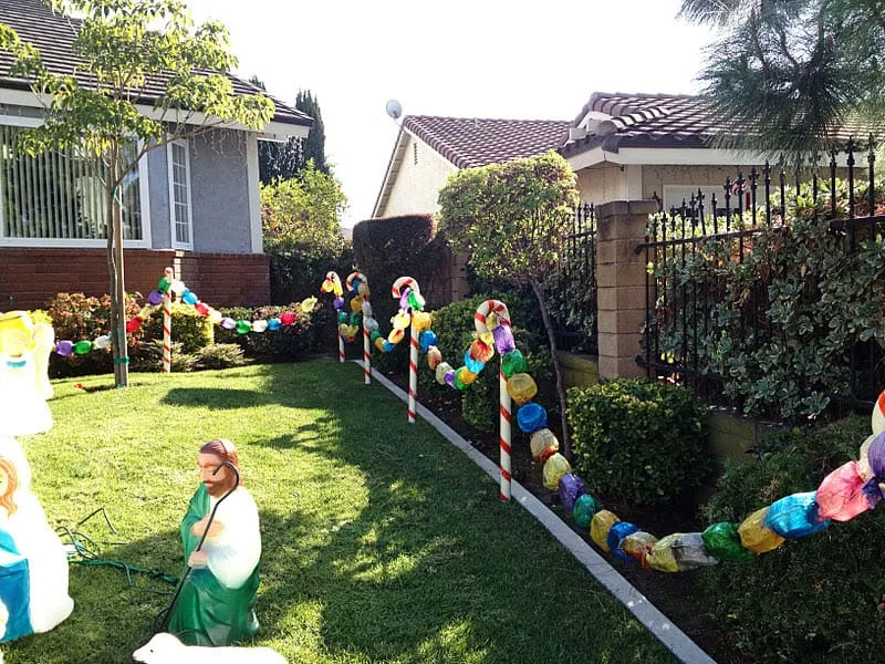 Decoración de calle navideña DIY con guirnaldas de caramelos