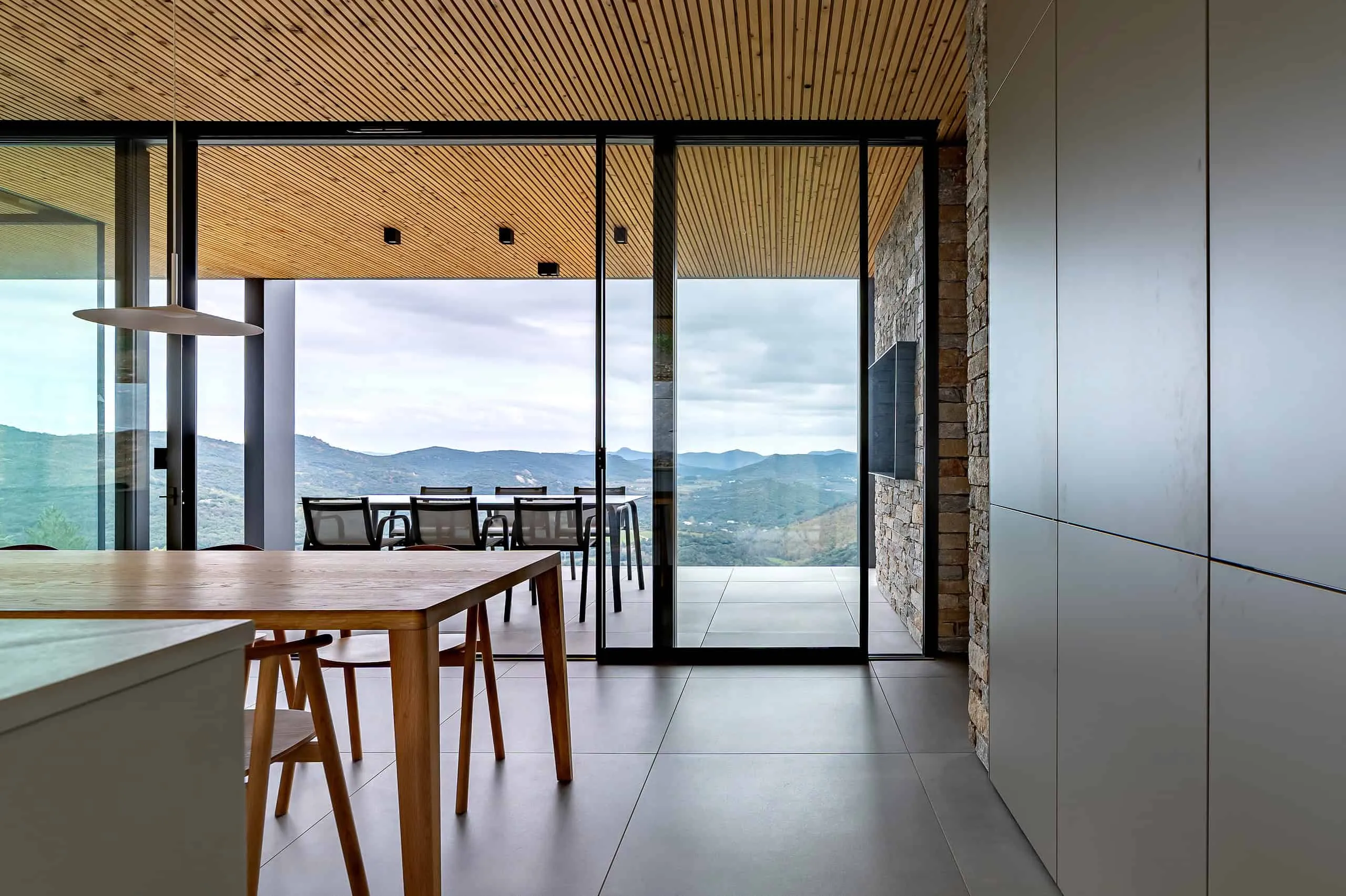 Brengues Le Pavec Architects的自然图谱：与景观和谐共存的极简主义庇护所