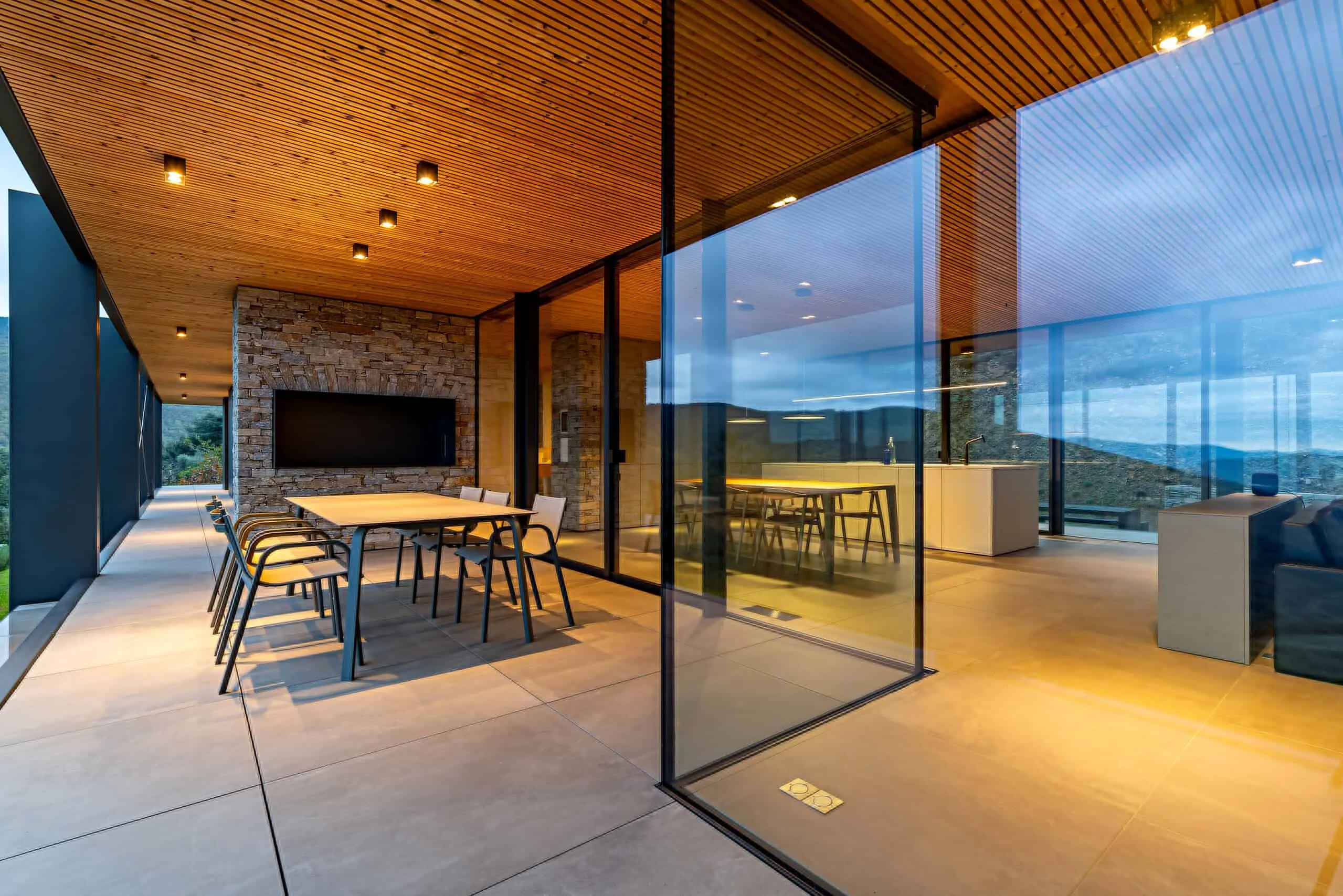 Brengues Le Pavec Architects的自然图谱：与景观和谐共存的极简主义庇护所