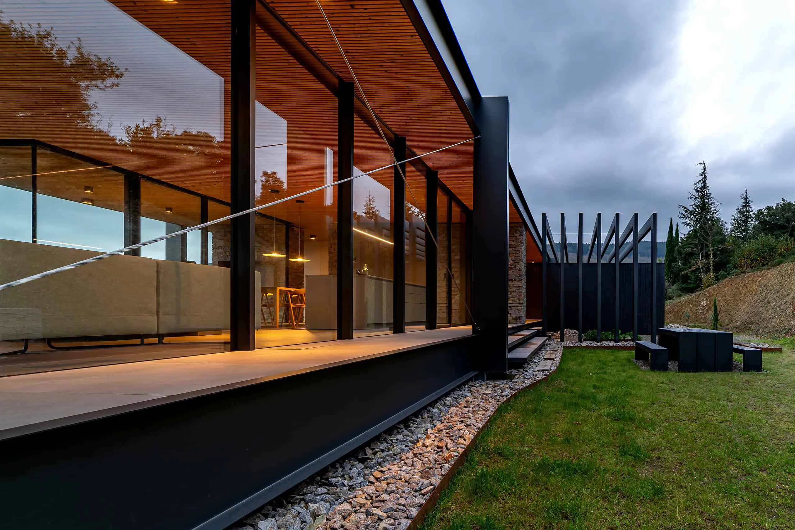 Brengues Le Pavec Architects的自然图谱：与景观和谐共存的极简主义庇护所