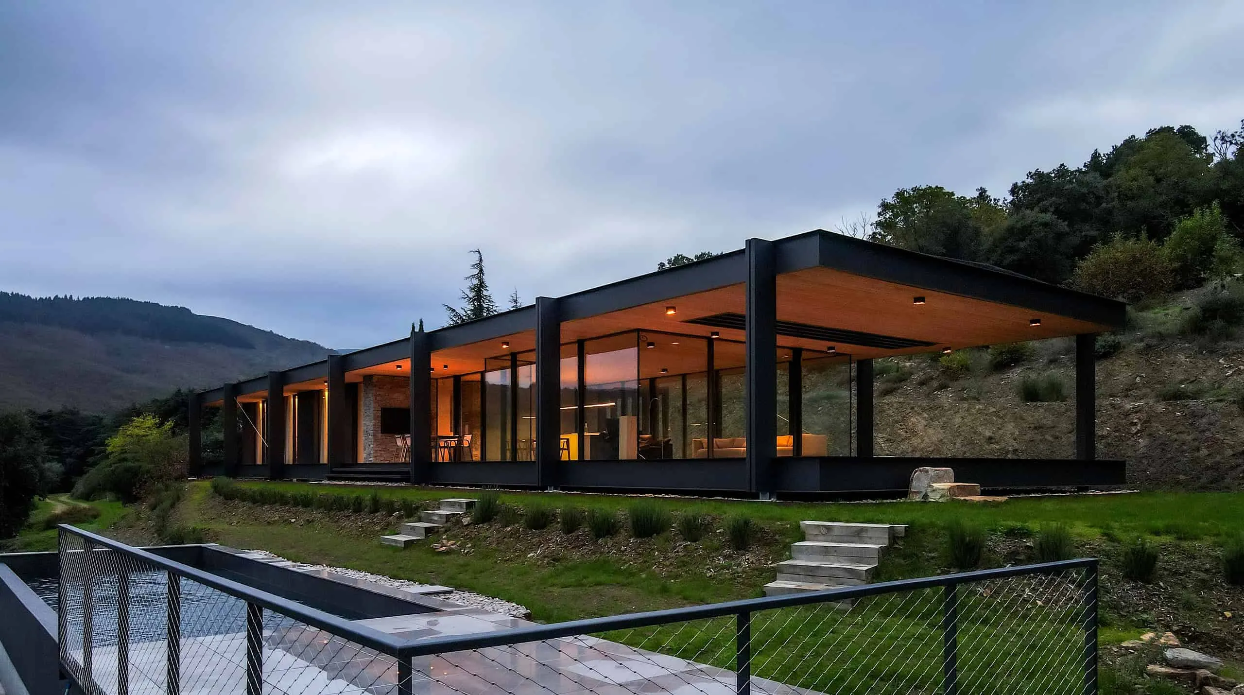 Brengues Le Pavec Architects的自然图谱：与景观和谐共存的极简主义庇护所