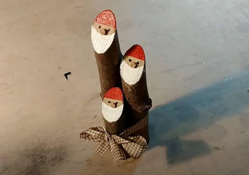 Decoración de calle navideña DIY con troncos de Santa