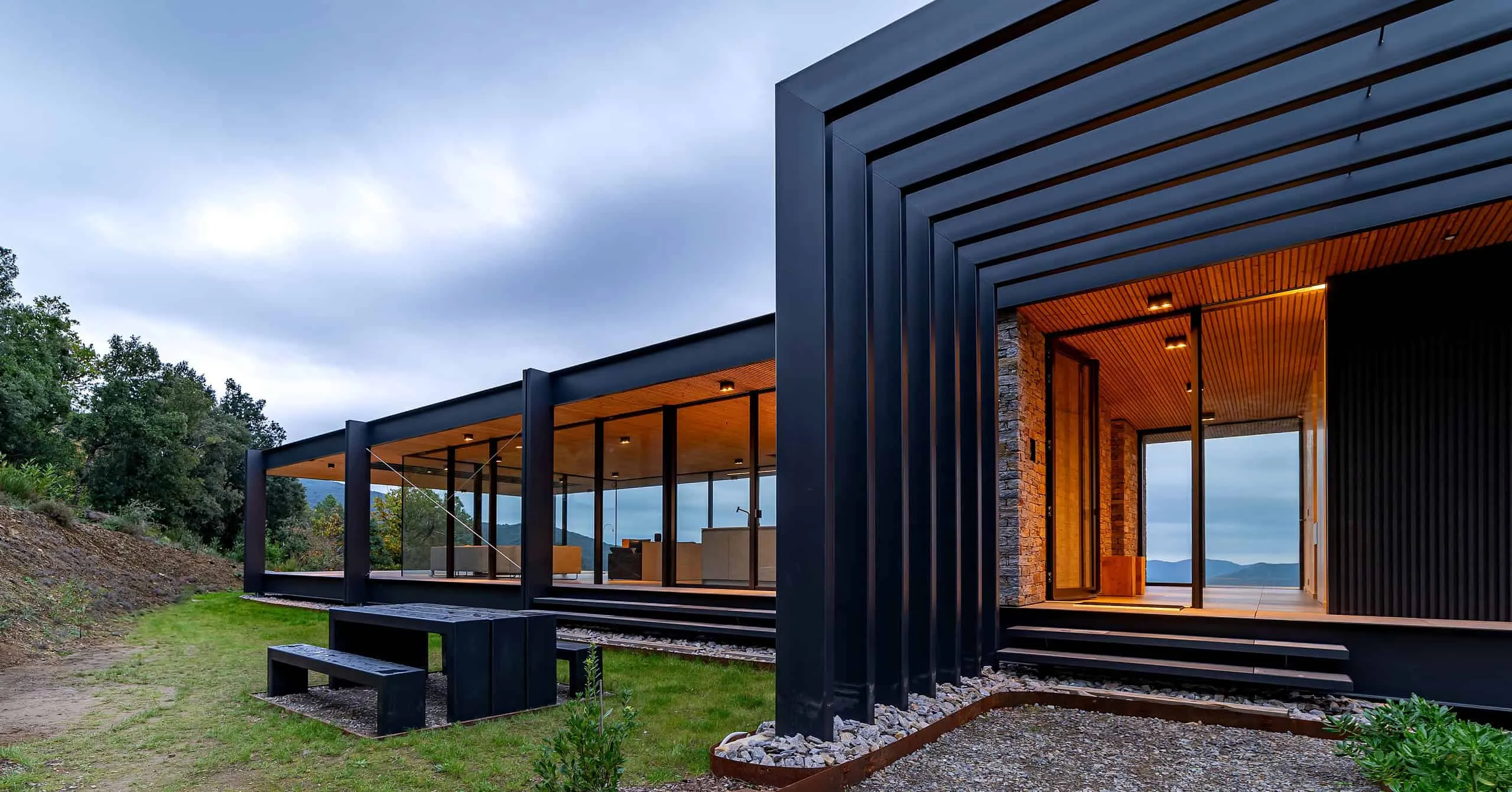 Brengues Le Pavec Architects的自然图谱：与景观和谐共存的极简主义庇护所