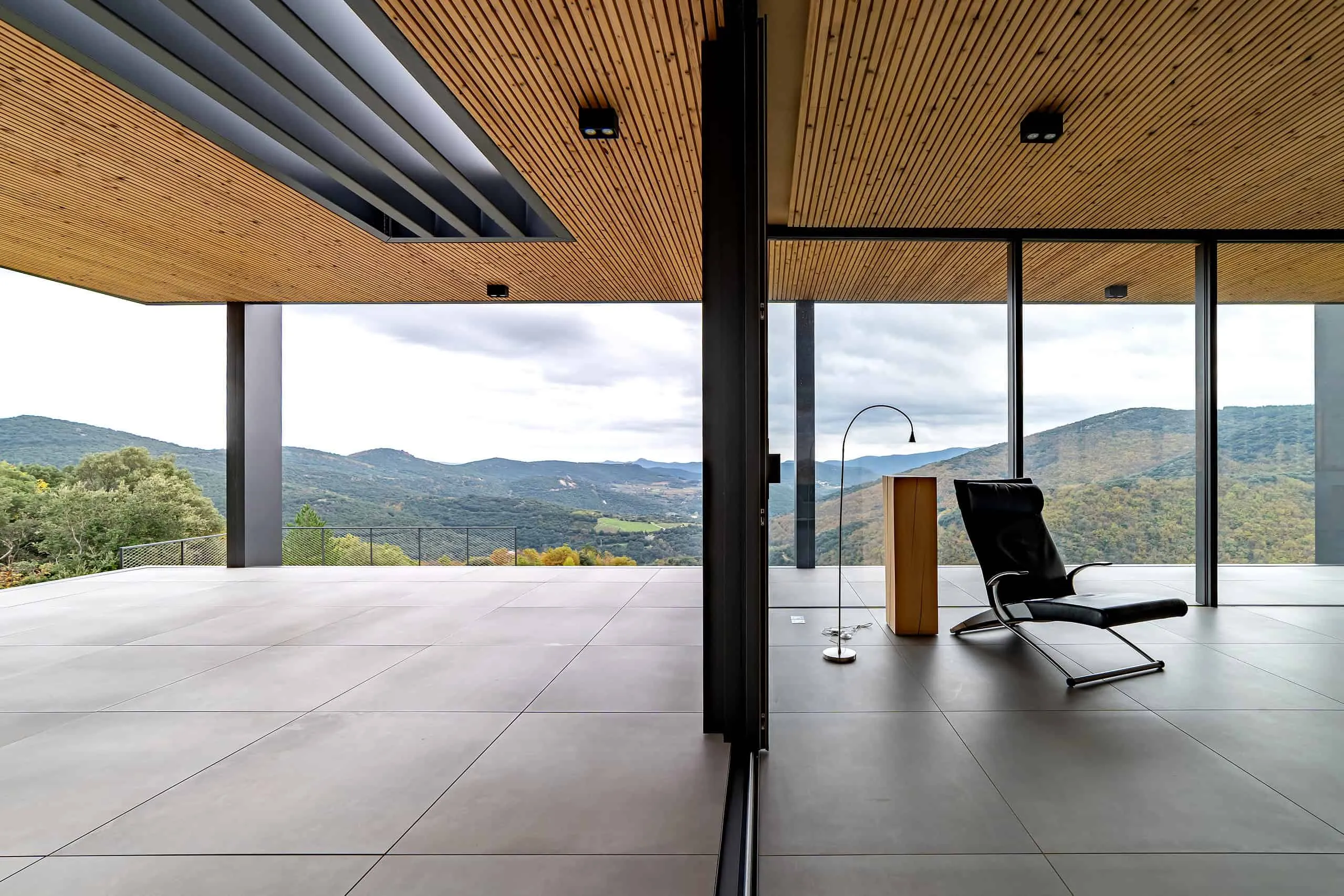 Brengues Le Pavec Architects的自然图谱：与景观和谐共存的极简主义庇护所