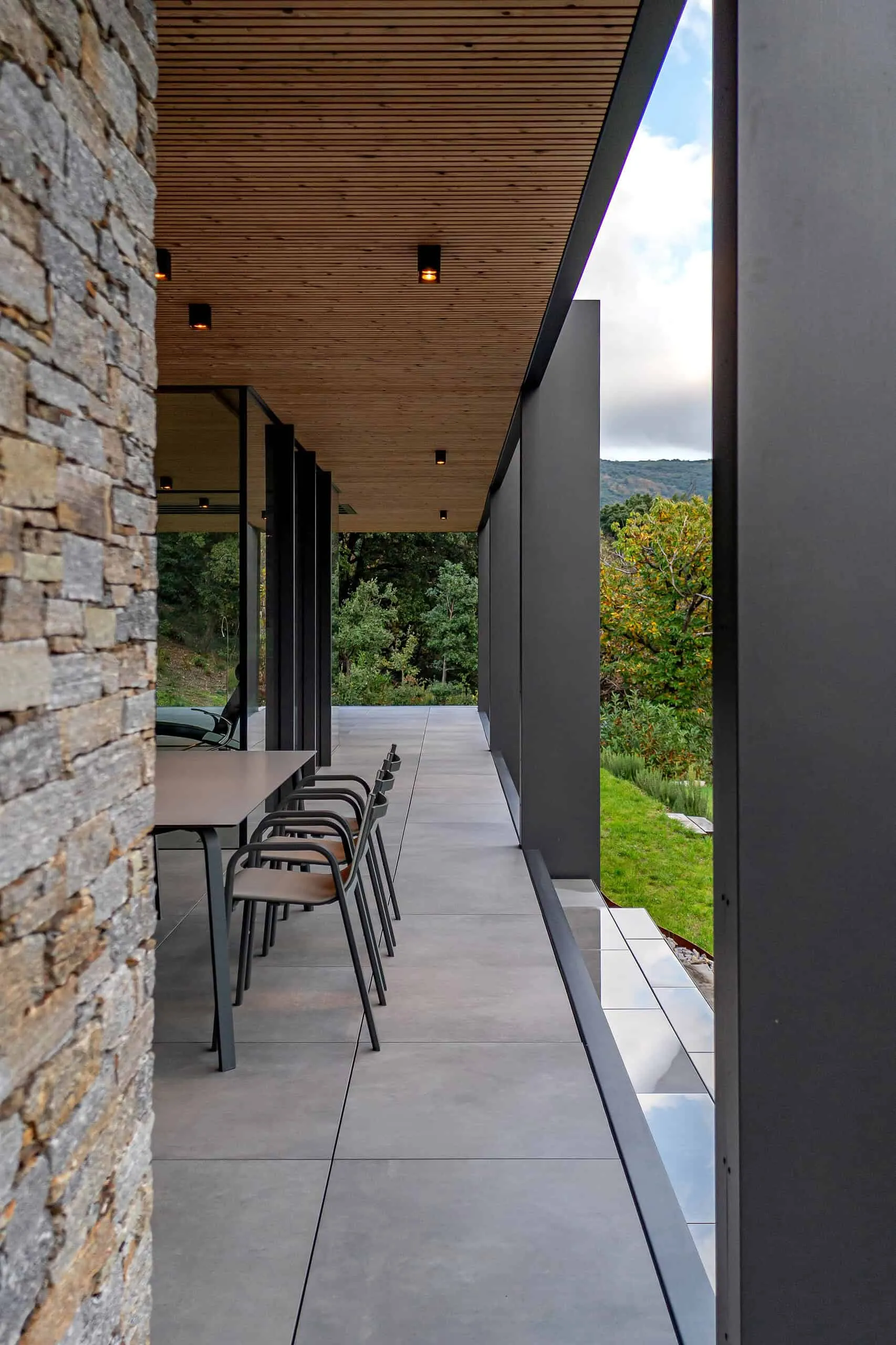 Brengues Le Pavec Architects的自然图谱：与景观和谐共存的极简主义庇护所