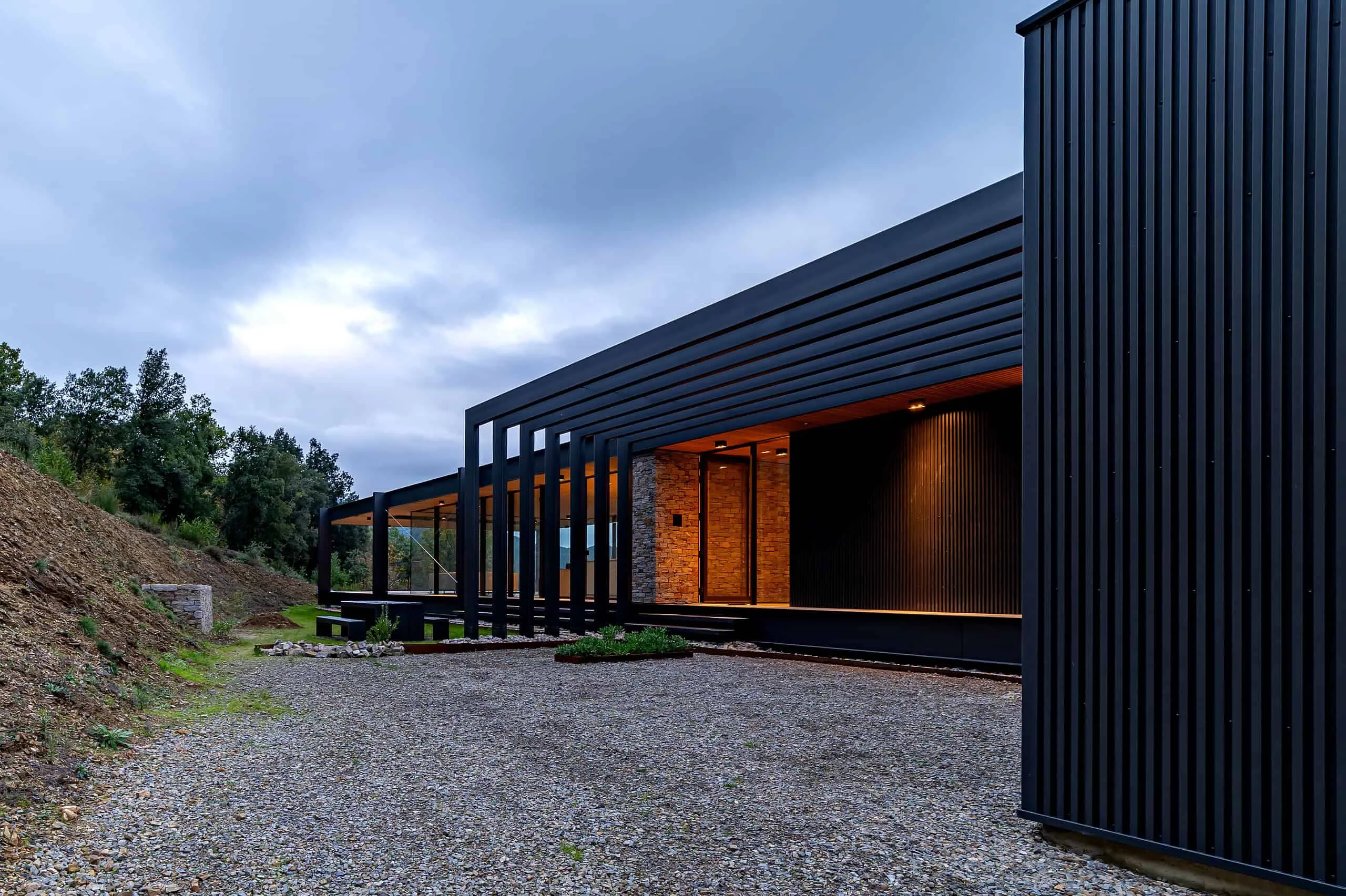 Brengues Le Pavec Architects的自然图谱：与景观和谐共存的极简主义庇护所