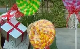 Decoración de calle navideña DIY con caramelos gigantes