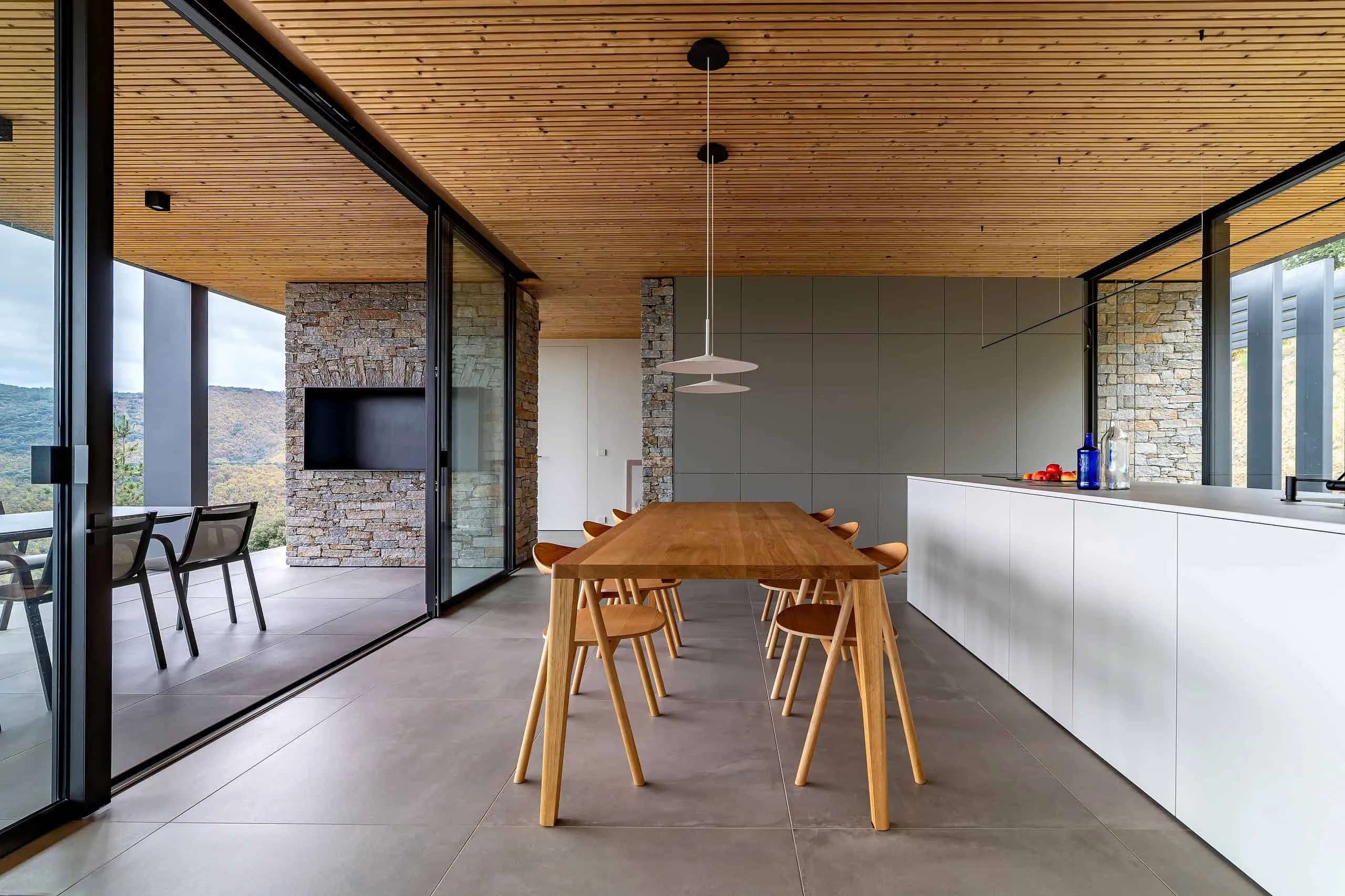 Brengues Le Pavec Architects的自然图谱：与景观和谐共存的极简主义庇护所