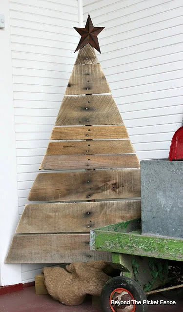 Árbol navideño DIY hecho con paletas de madera