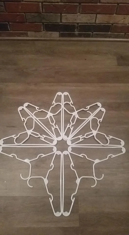 Decoración de calle navideña DIY con perchas para abrigos con copos de nieve