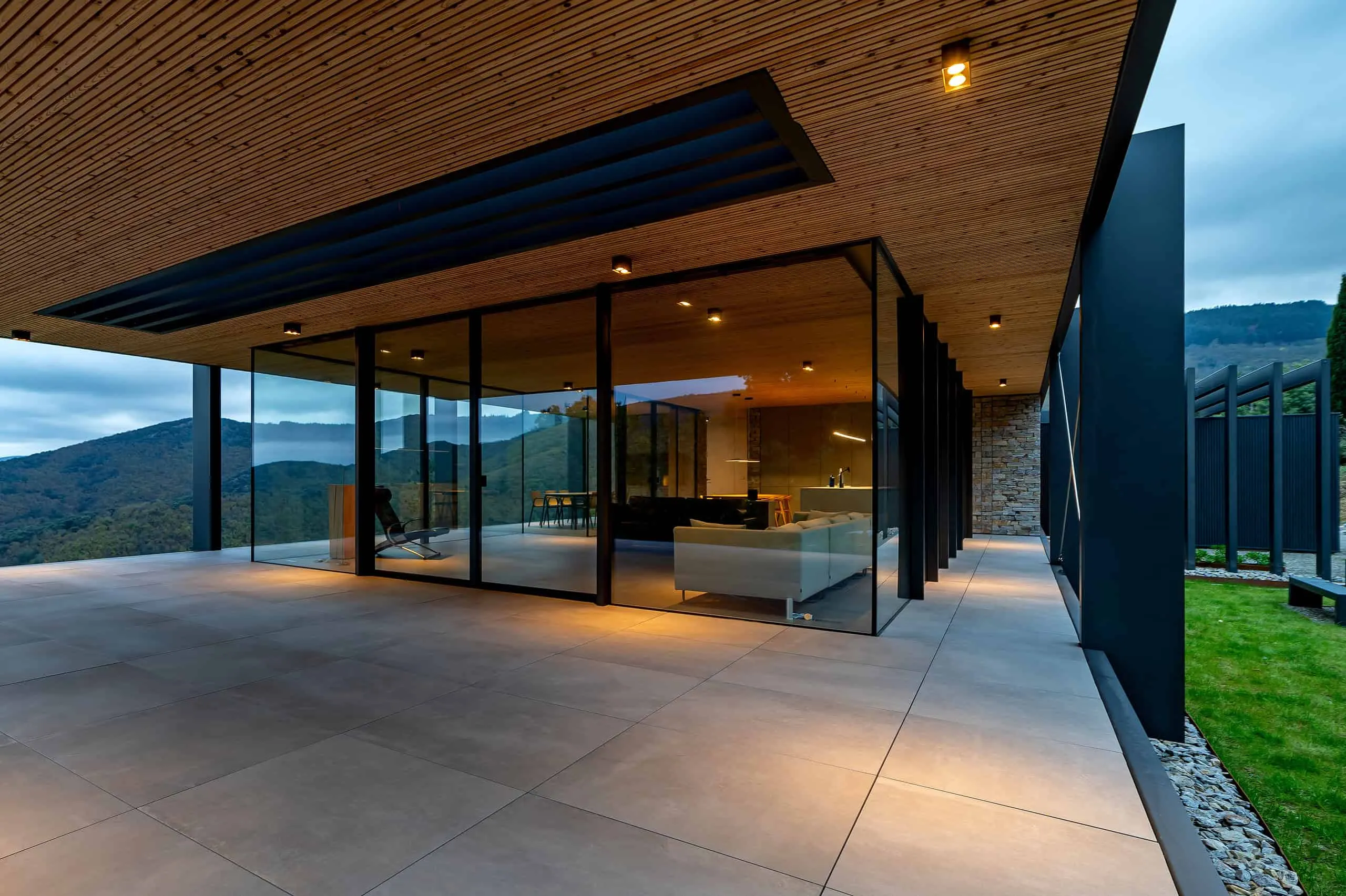 Brengues Le Pavec Architects的自然图谱：与景观和谐共存的极简主义庇护所