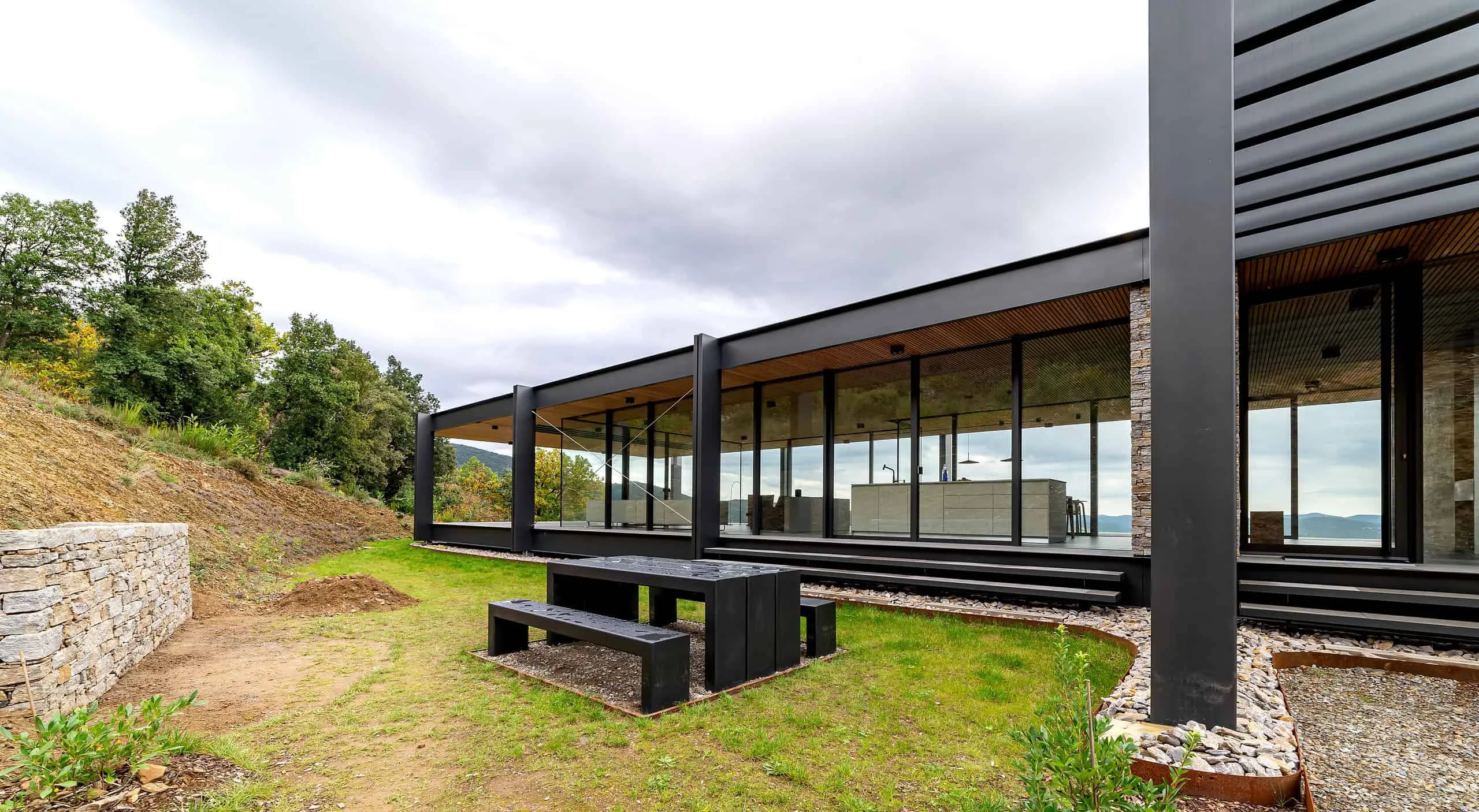 Brengues Le Pavec Architects的自然图谱：与景观和谐共存的极简主义庇护所