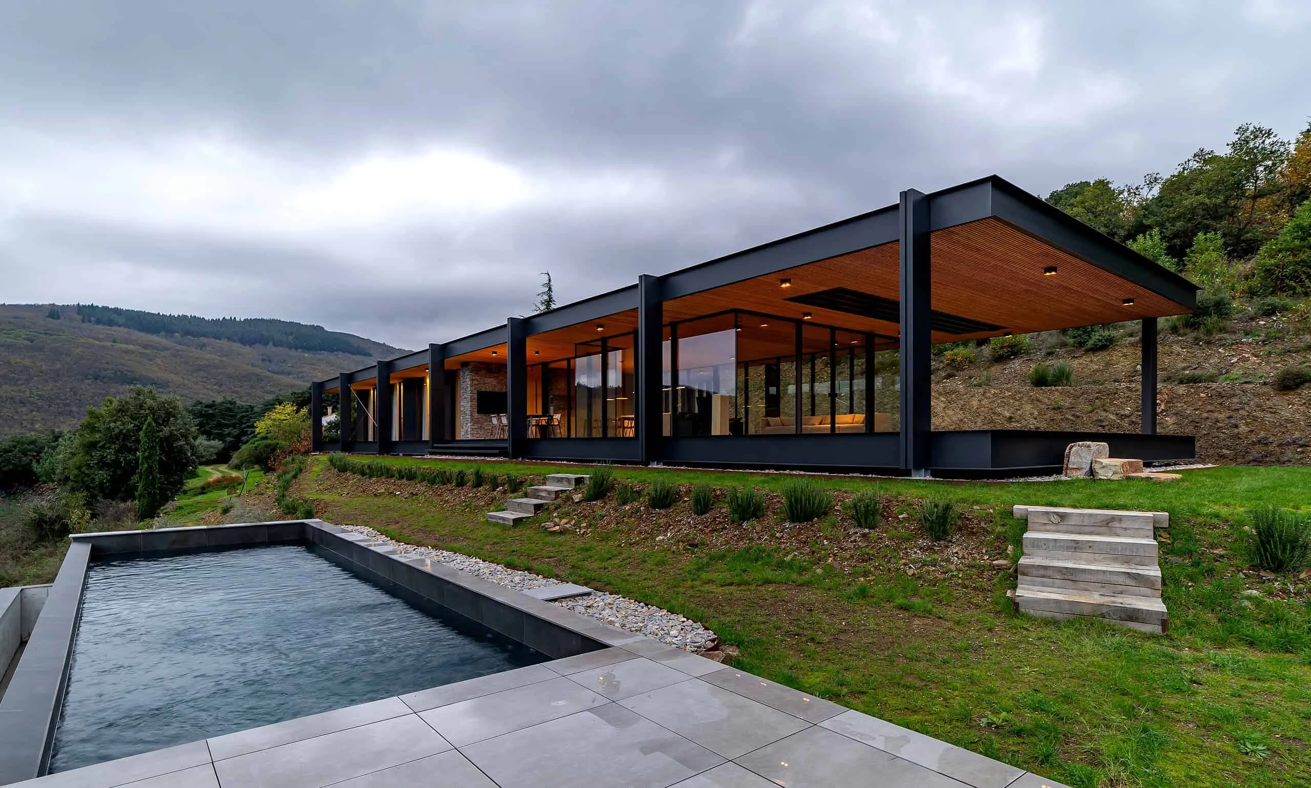 Brengues Le Pavec Architects的自然图谱：与景观和谐共存的极简主义庇护所