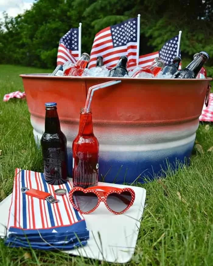 Cubo para celebrar el Día de los Veteranos rojo, blanco y azul