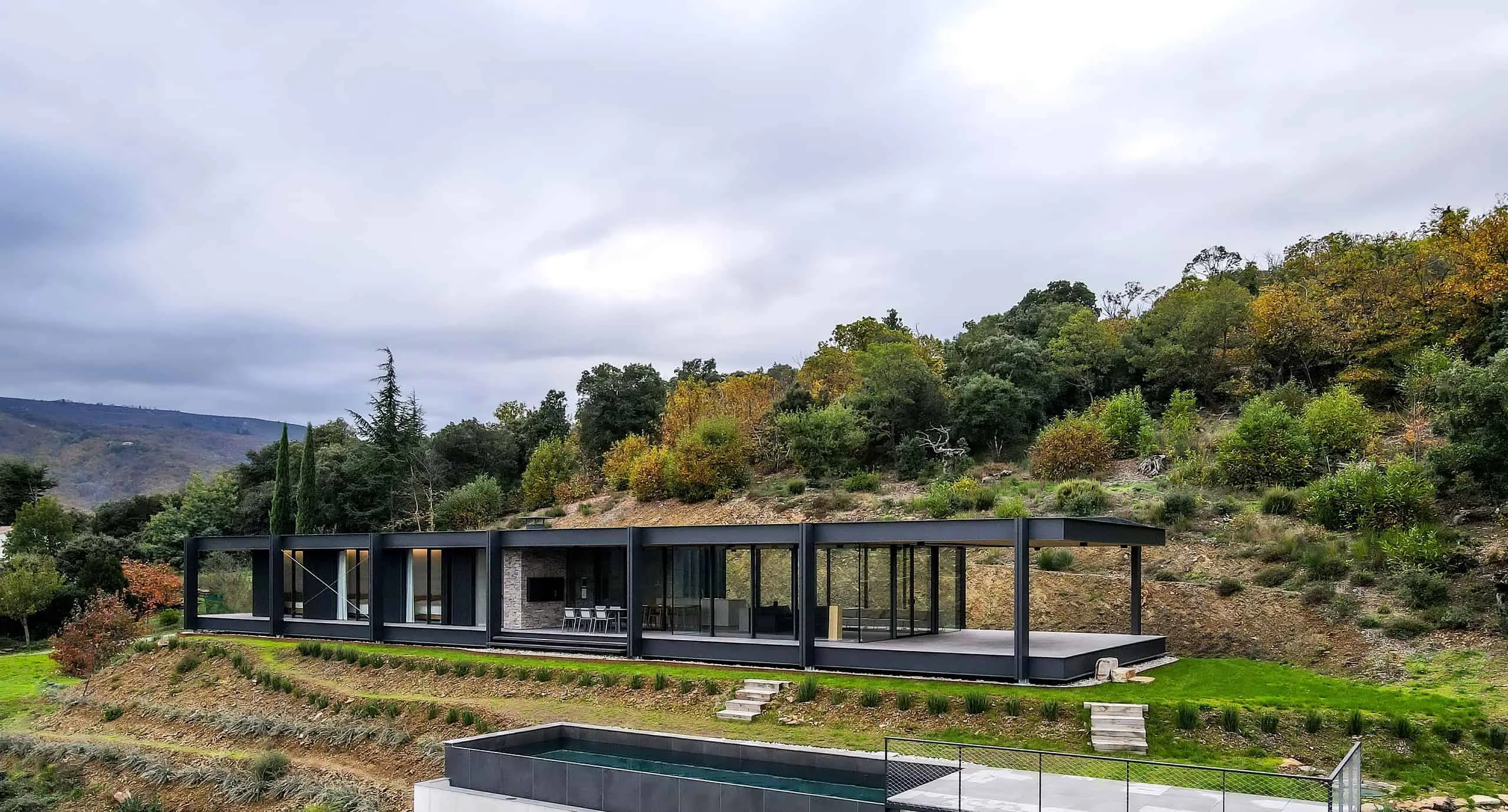 Brengues Le Pavec Architects的自然图谱：与景观和谐共存的极简主义庇护所