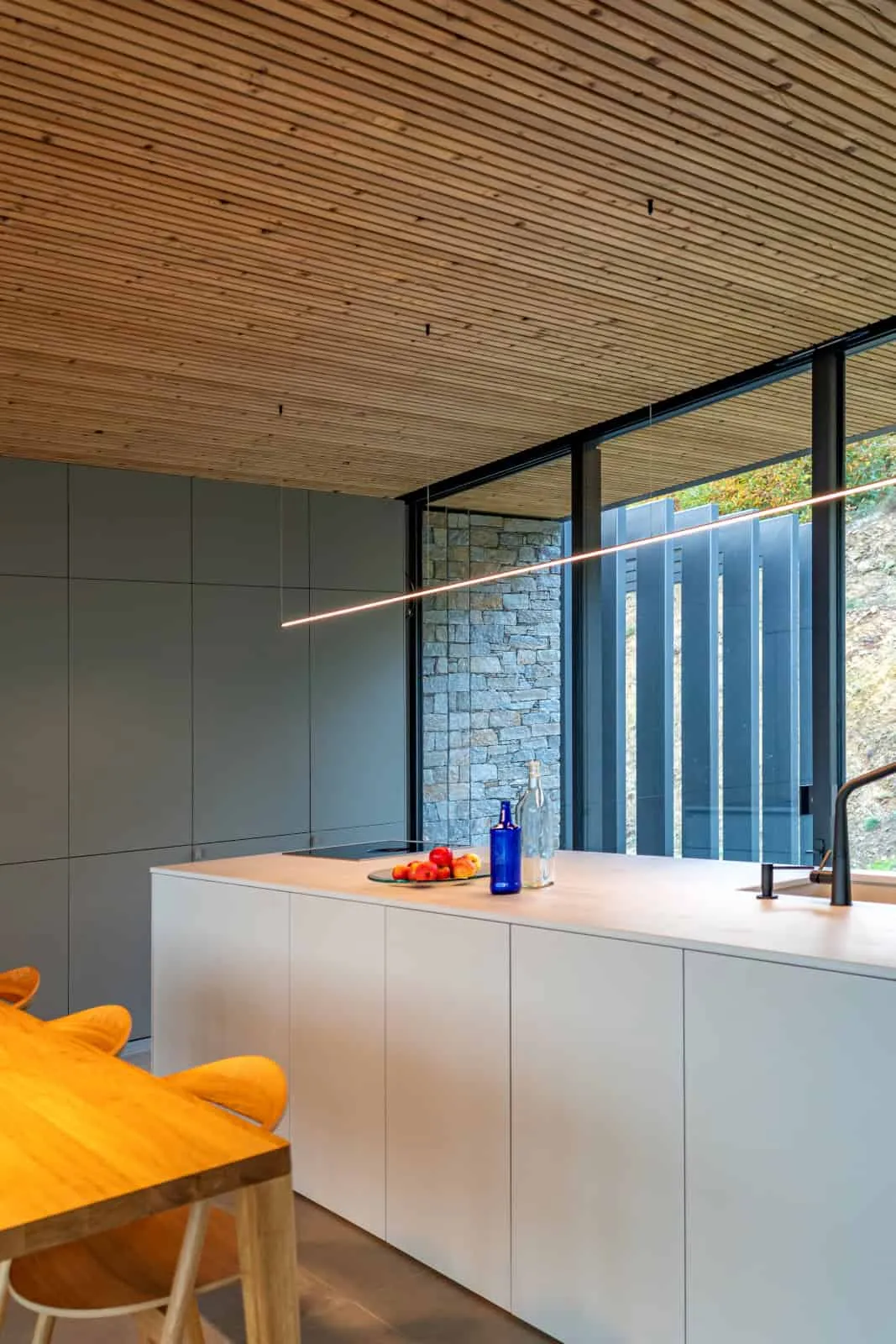 Brengues Le Pavec Architects的自然图谱：与景观和谐共存的极简主义庇护所