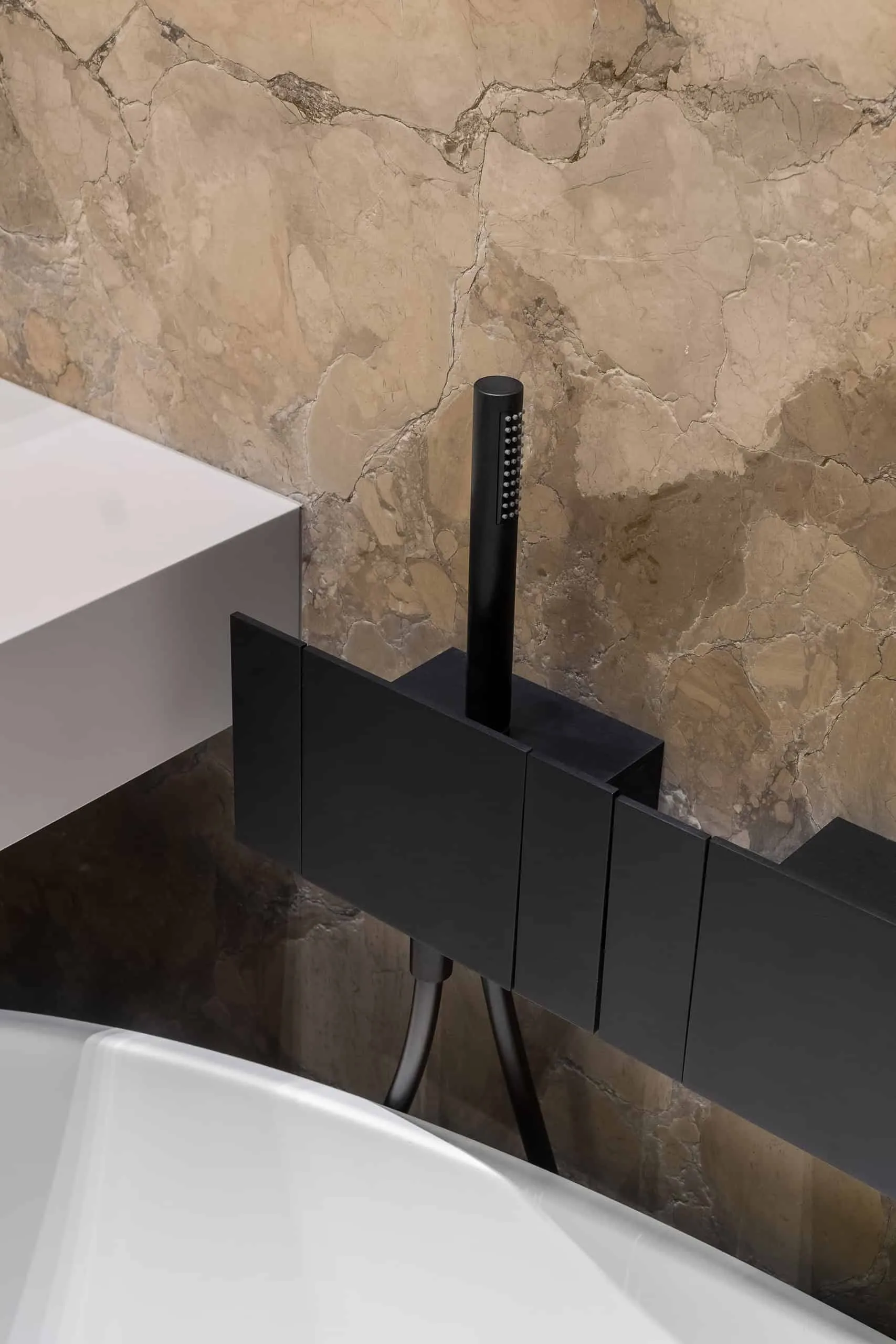 NEVATOWERS住宅综合体公寓设计：现代极简主义改造