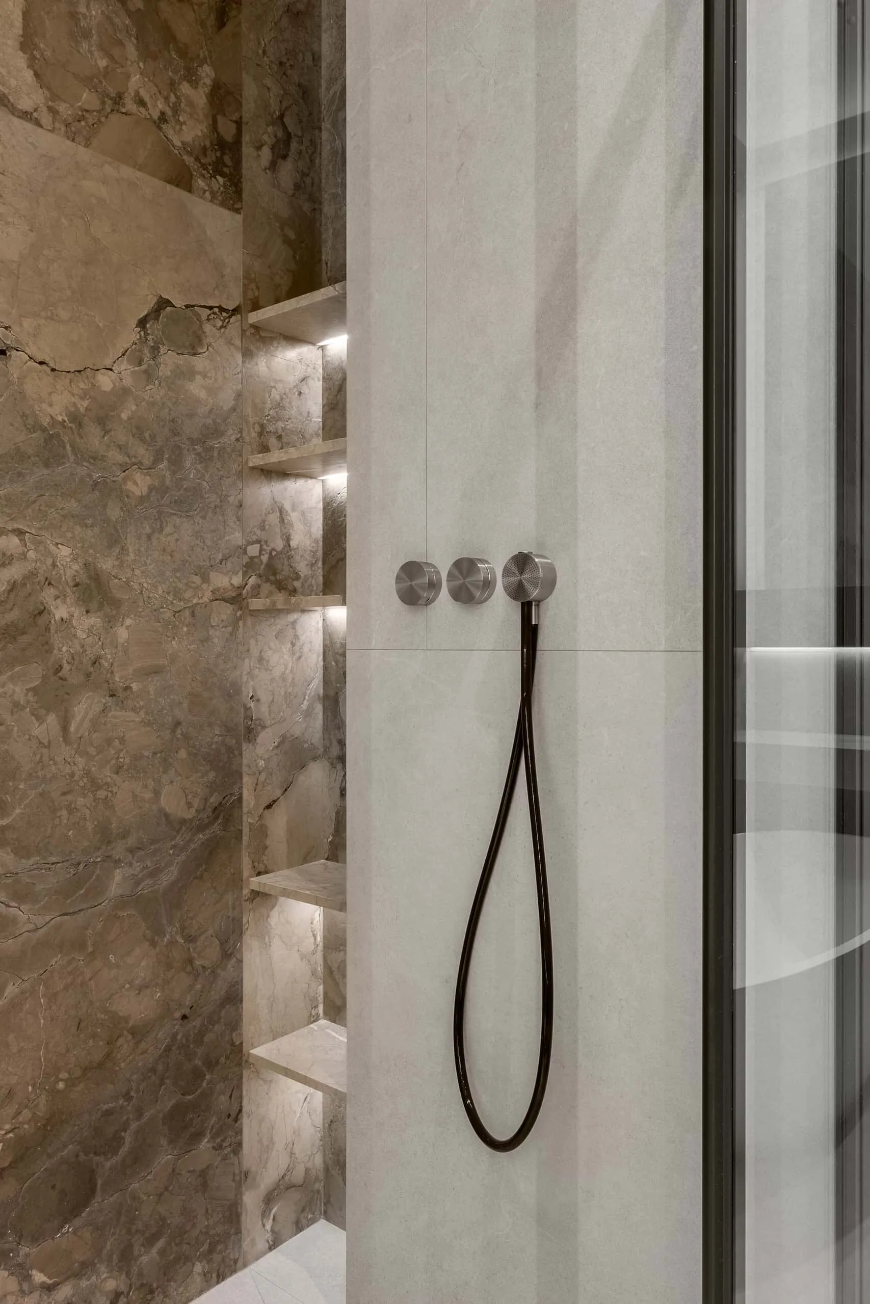 NEVATOWERS住宅综合体公寓设计：现代极简主义改造