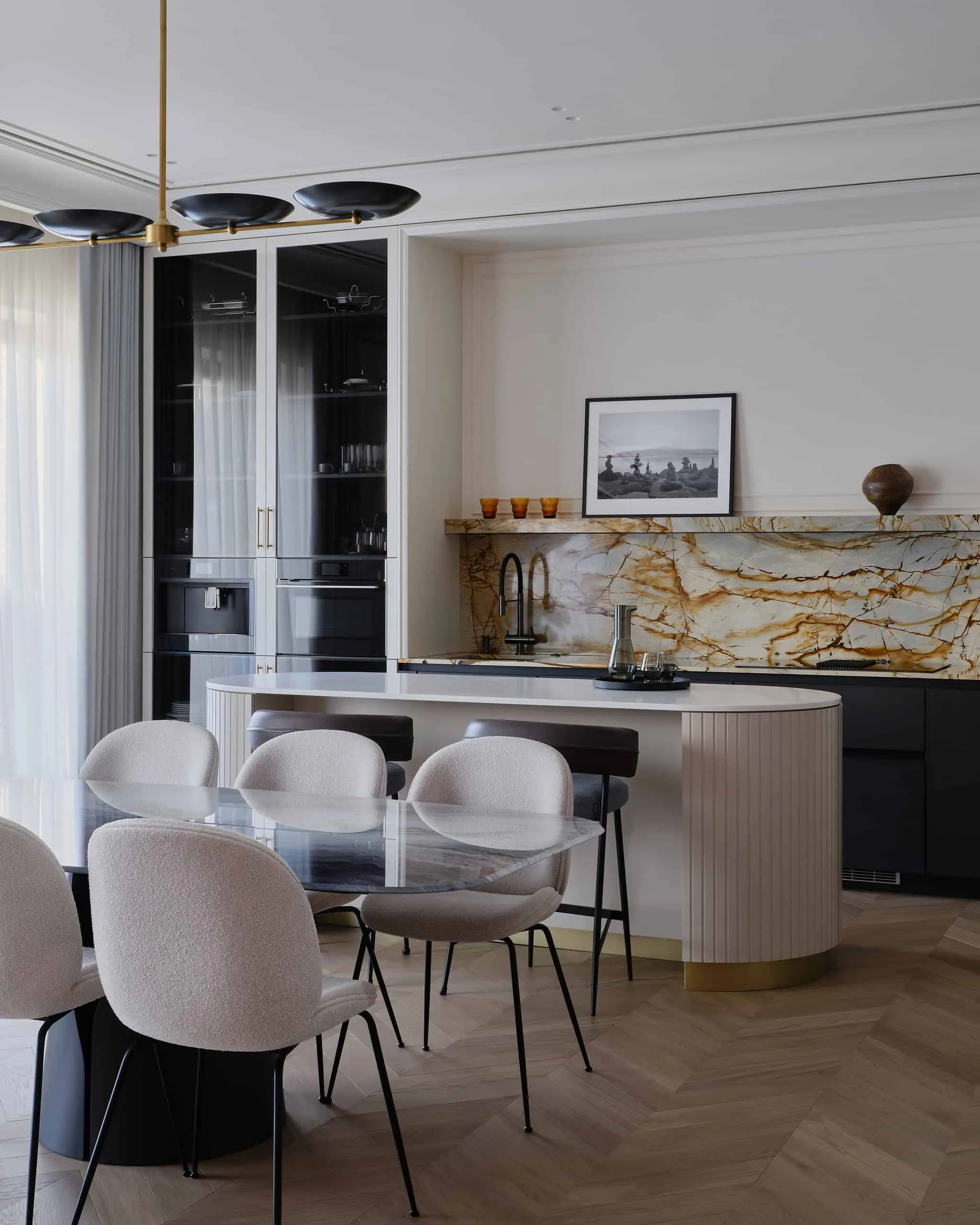 法式优雅与美式舒适在莫斯科公寓中的完美融合，由Simple Interiors设计