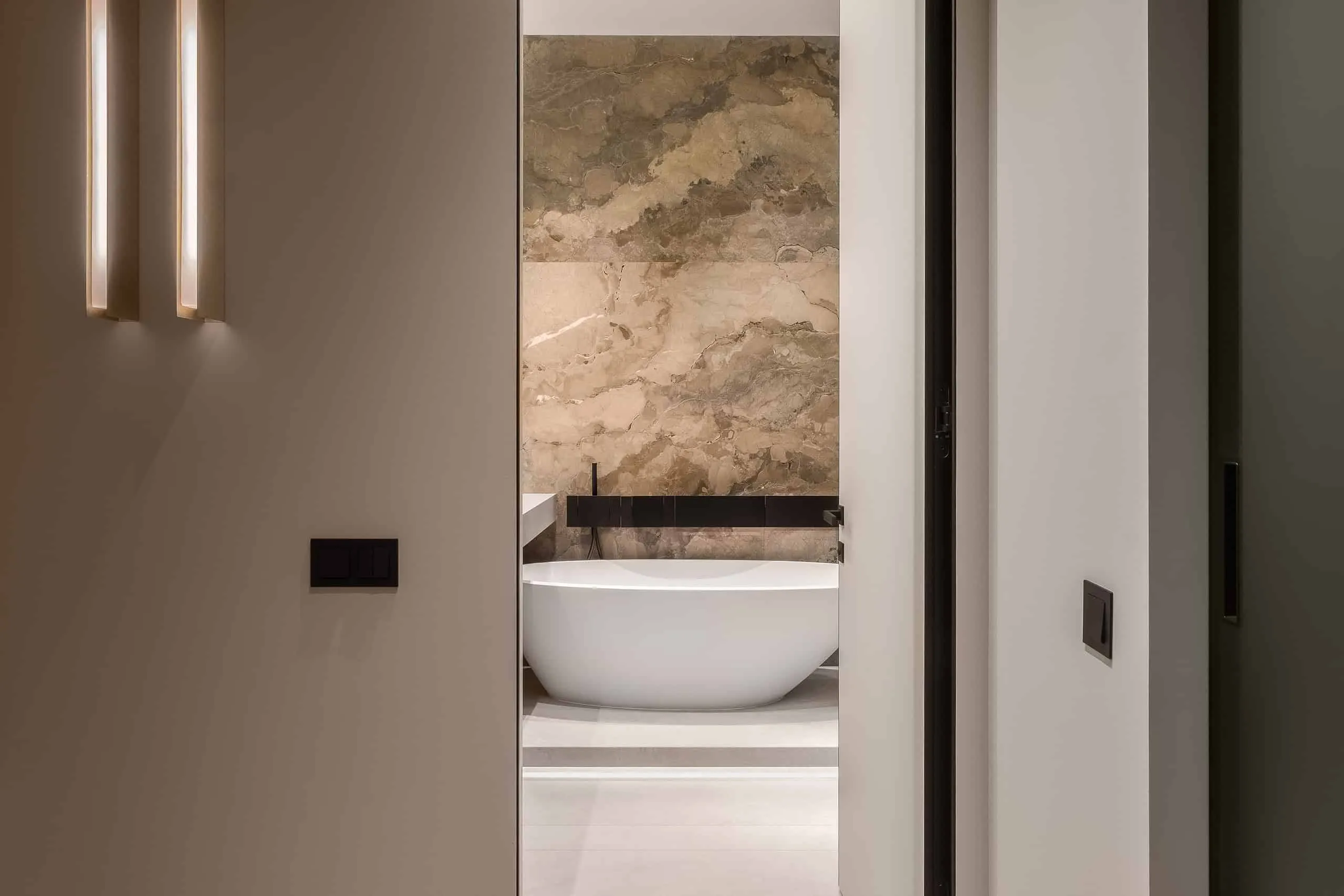 NEVATOWERS住宅综合体公寓设计：现代极简主义改造