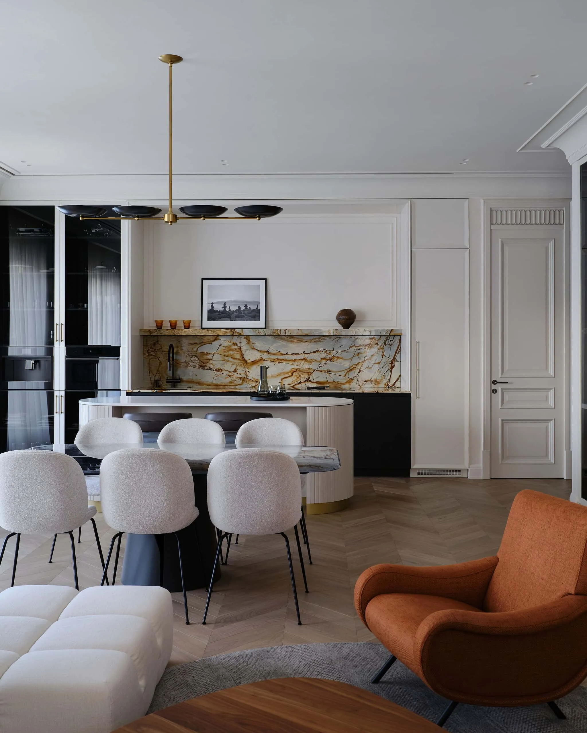 法式优雅与美式舒适在莫斯科公寓中的完美融合，由Simple Interiors设计