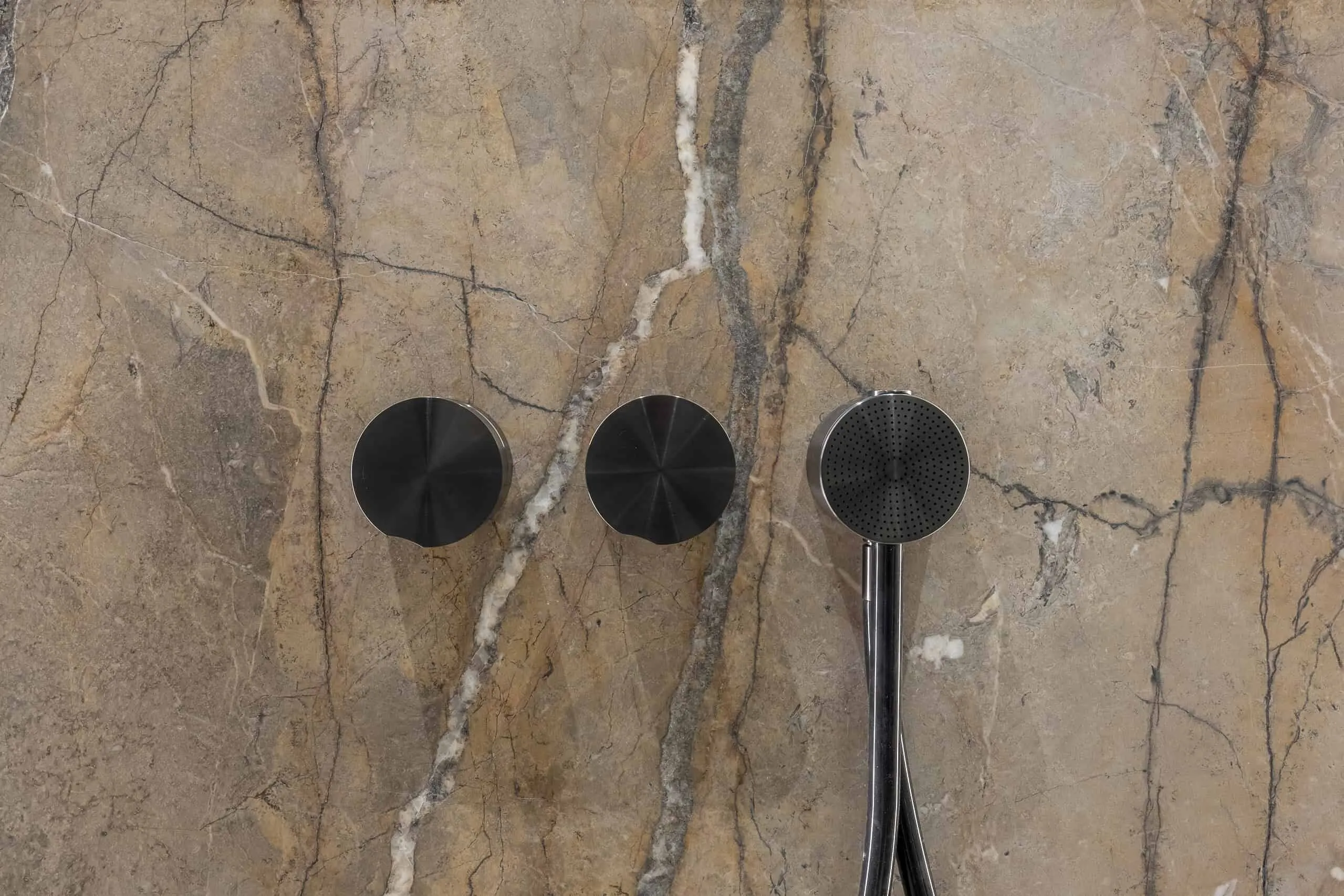 NEVATOWERS住宅综合体公寓设计：现代极简主义改造