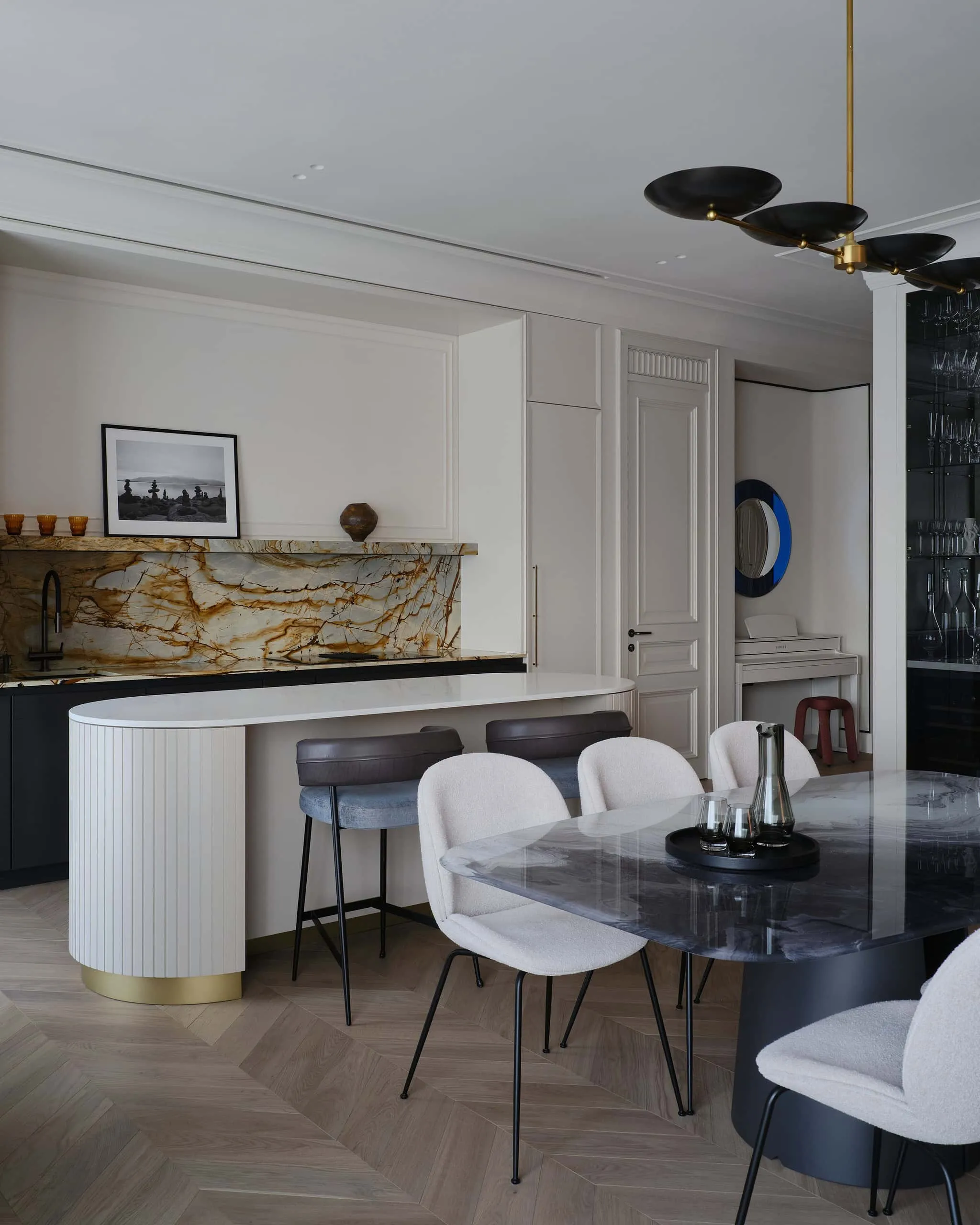 法式优雅与美式舒适在莫斯科公寓中的完美融合，由Simple Interiors设计