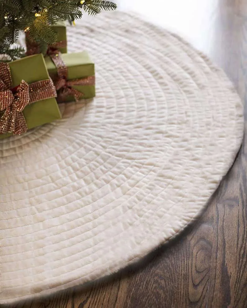 Minimalist and Neutral Tree Skirts for a Modern Look