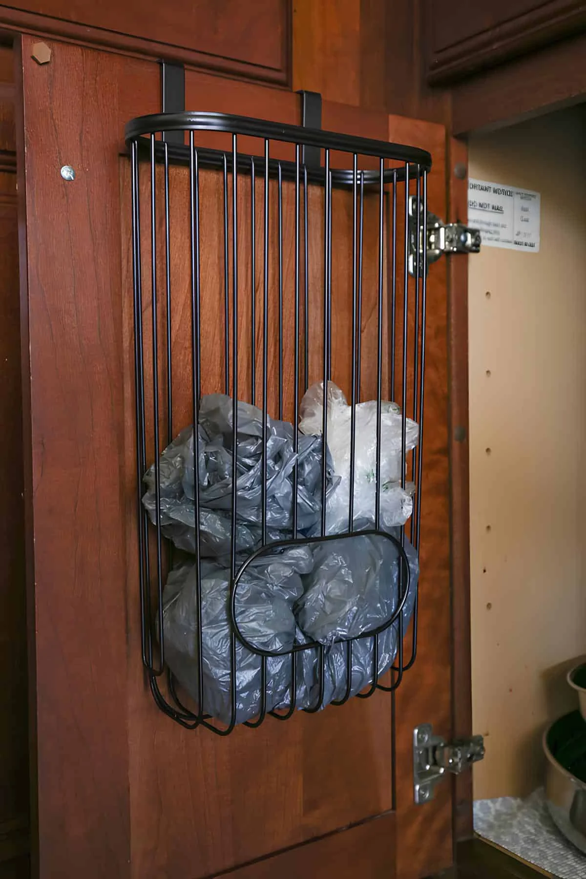 12. Организатор мешков для переработки на дверце шкафа