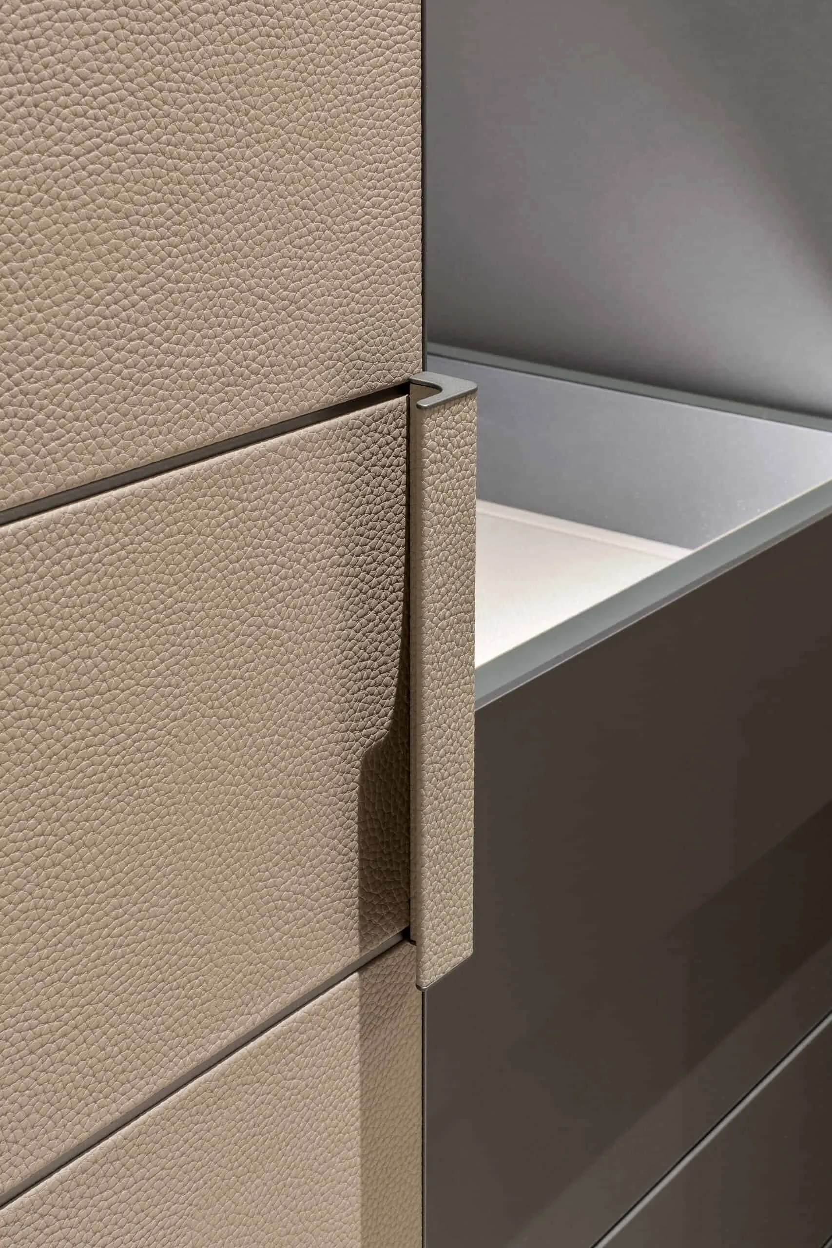 NEVATOWERS住宅综合体公寓设计：现代极简主义改造