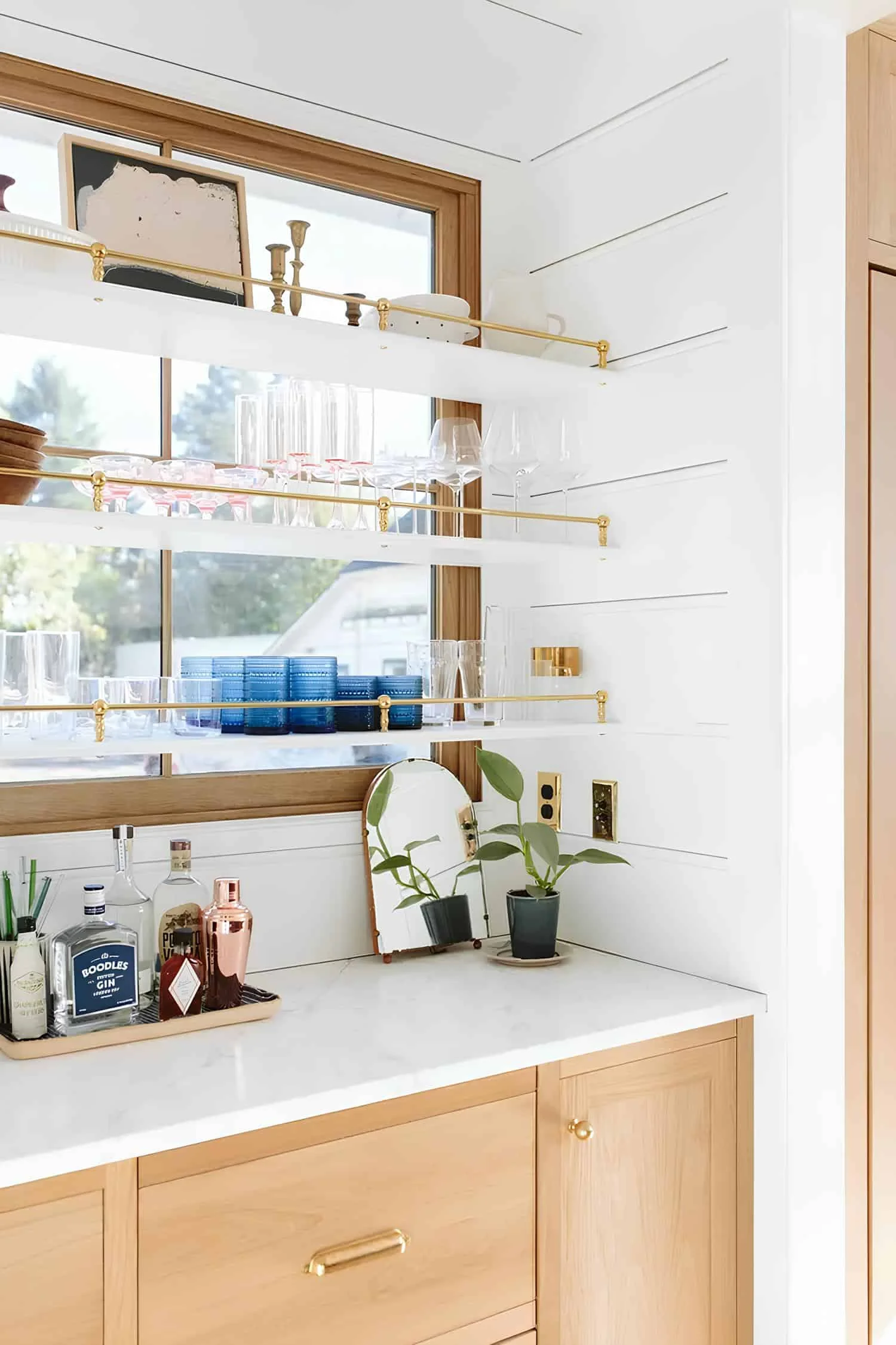 19. Добавьте стеклянные полки у окон