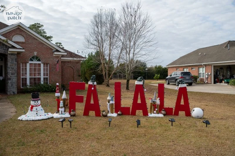 Adornos navideños caseros para la calle Fa La La
