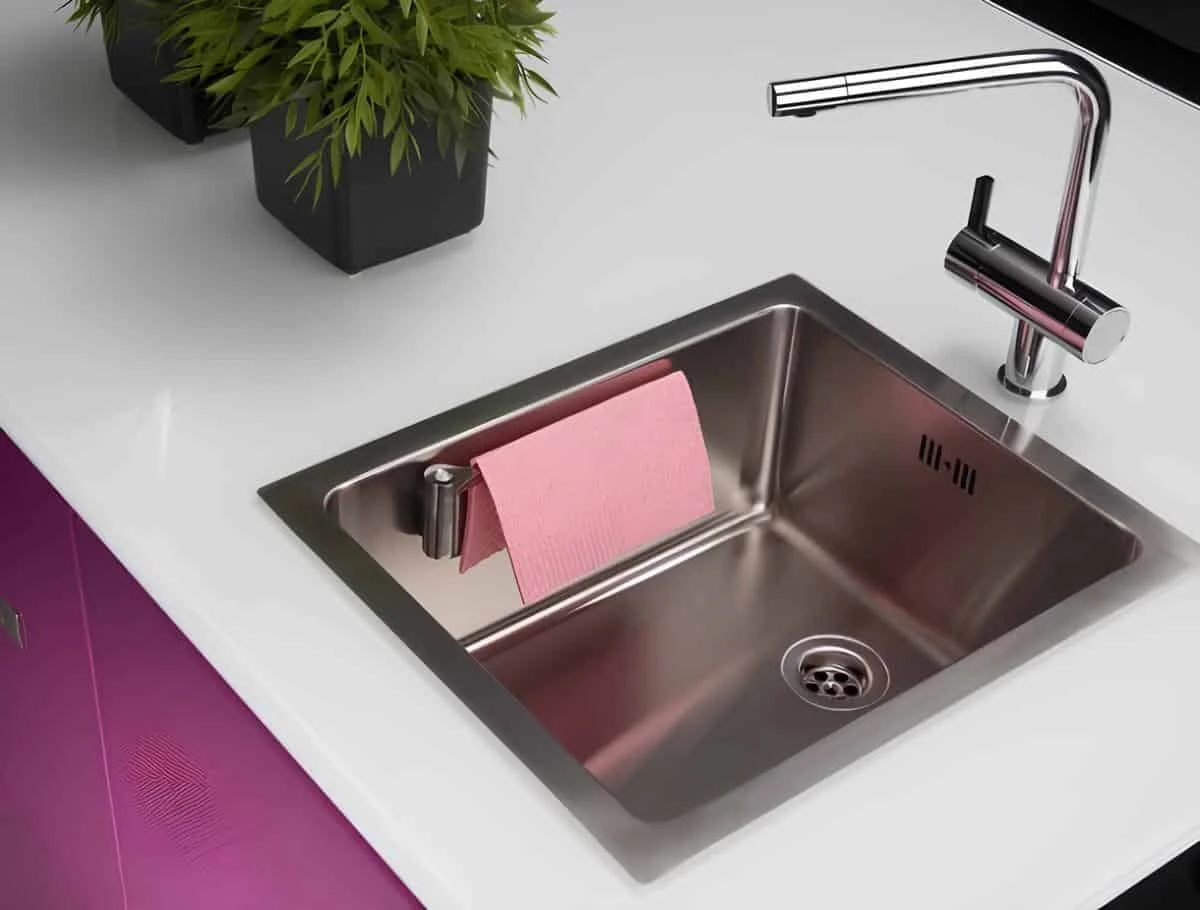 10. Магнитная держатель для полотенец на раковине