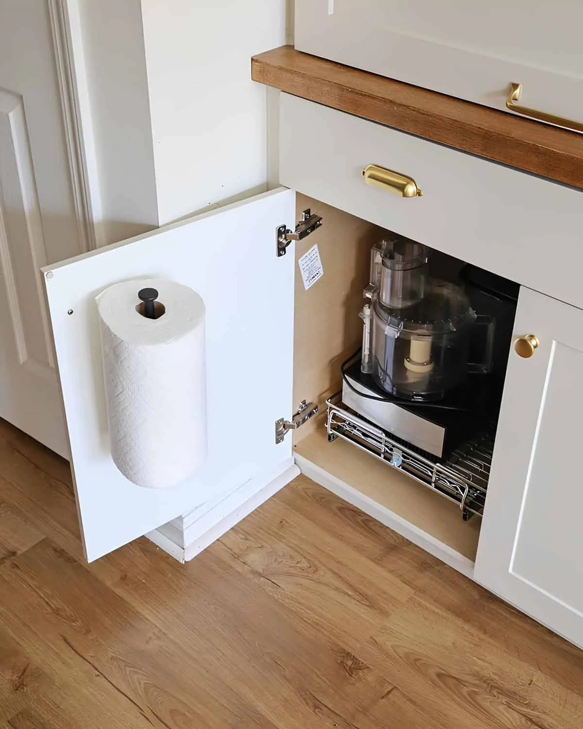 13. Скрытый, дверной держатель для бумажных полотенец