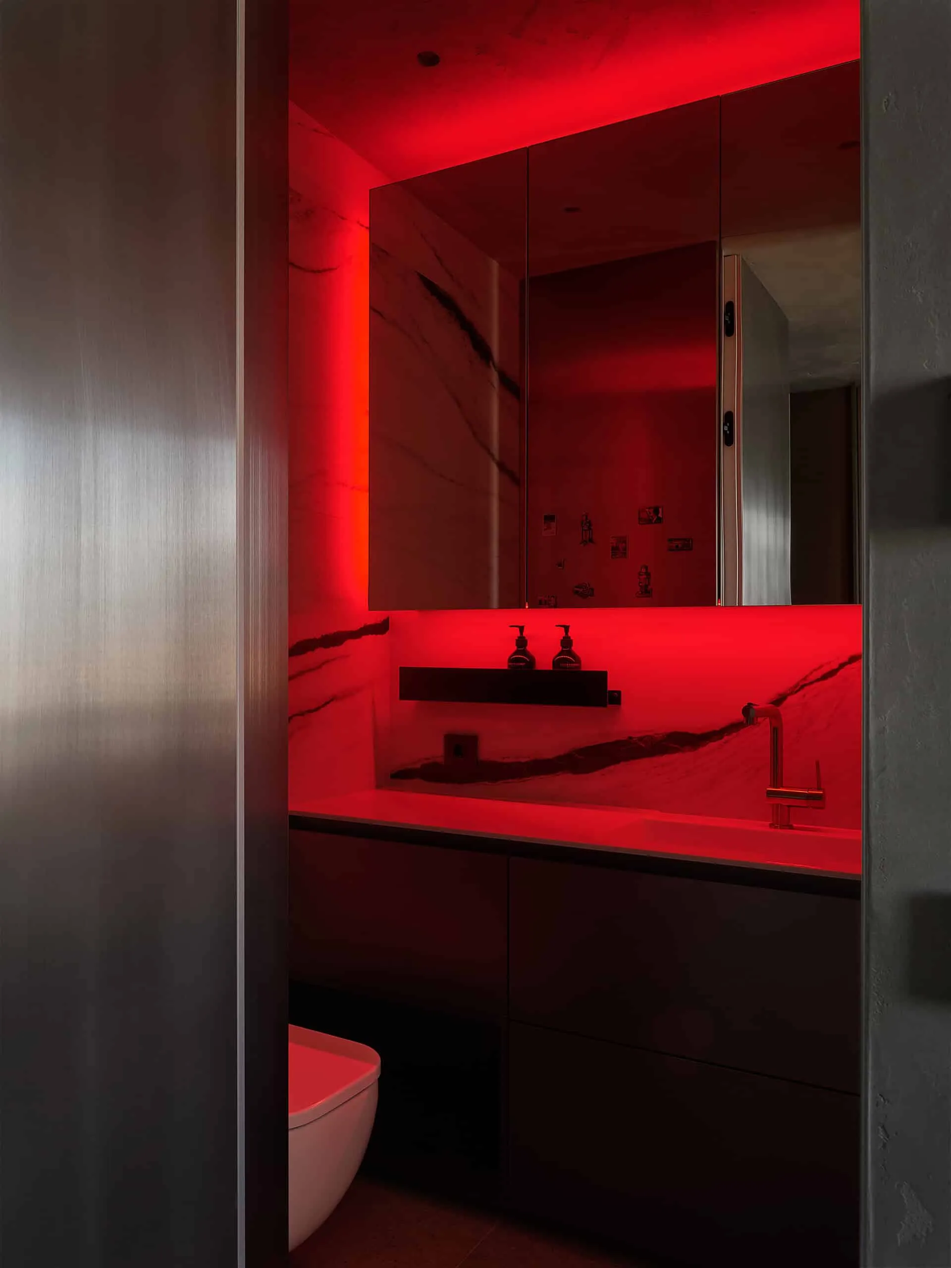 Квартира з тяжким характером — портретний вид 47, деталі освітлення ванної