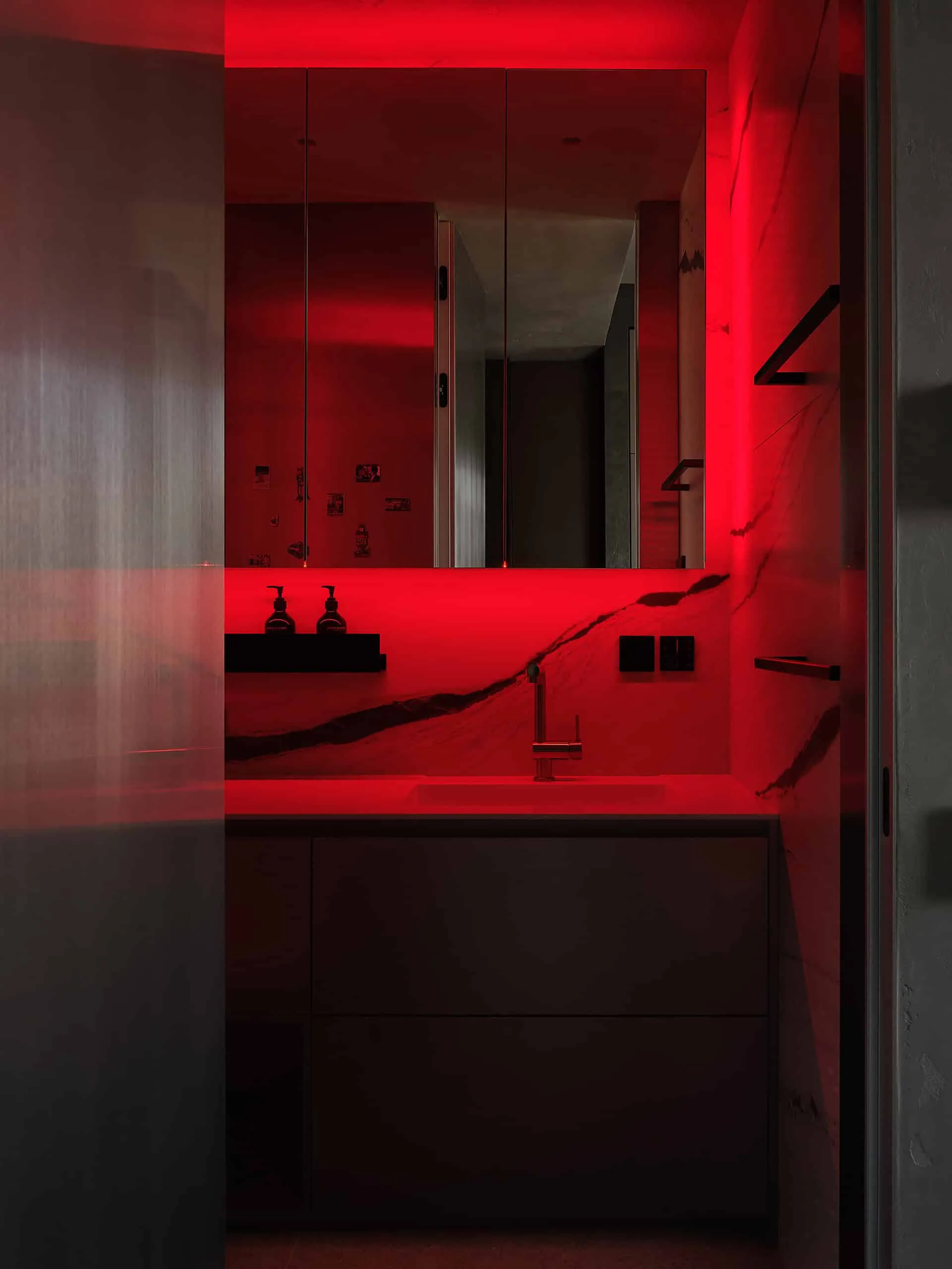 Квартира з тяжким характером — портретний вид 45, дзеркало в холлі