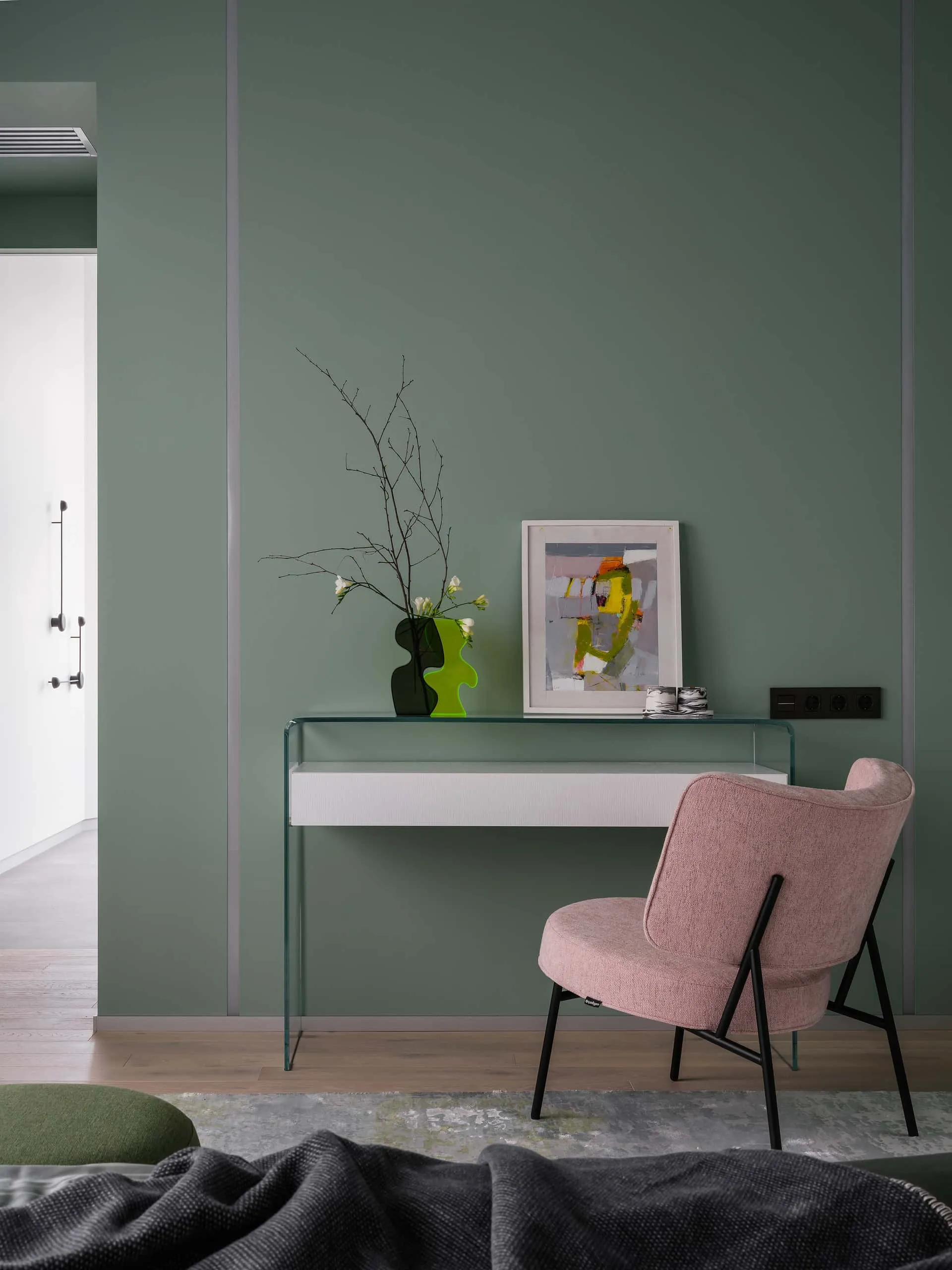 House with Flying Staircase: Minimalist Renovation by Makedesign Studio