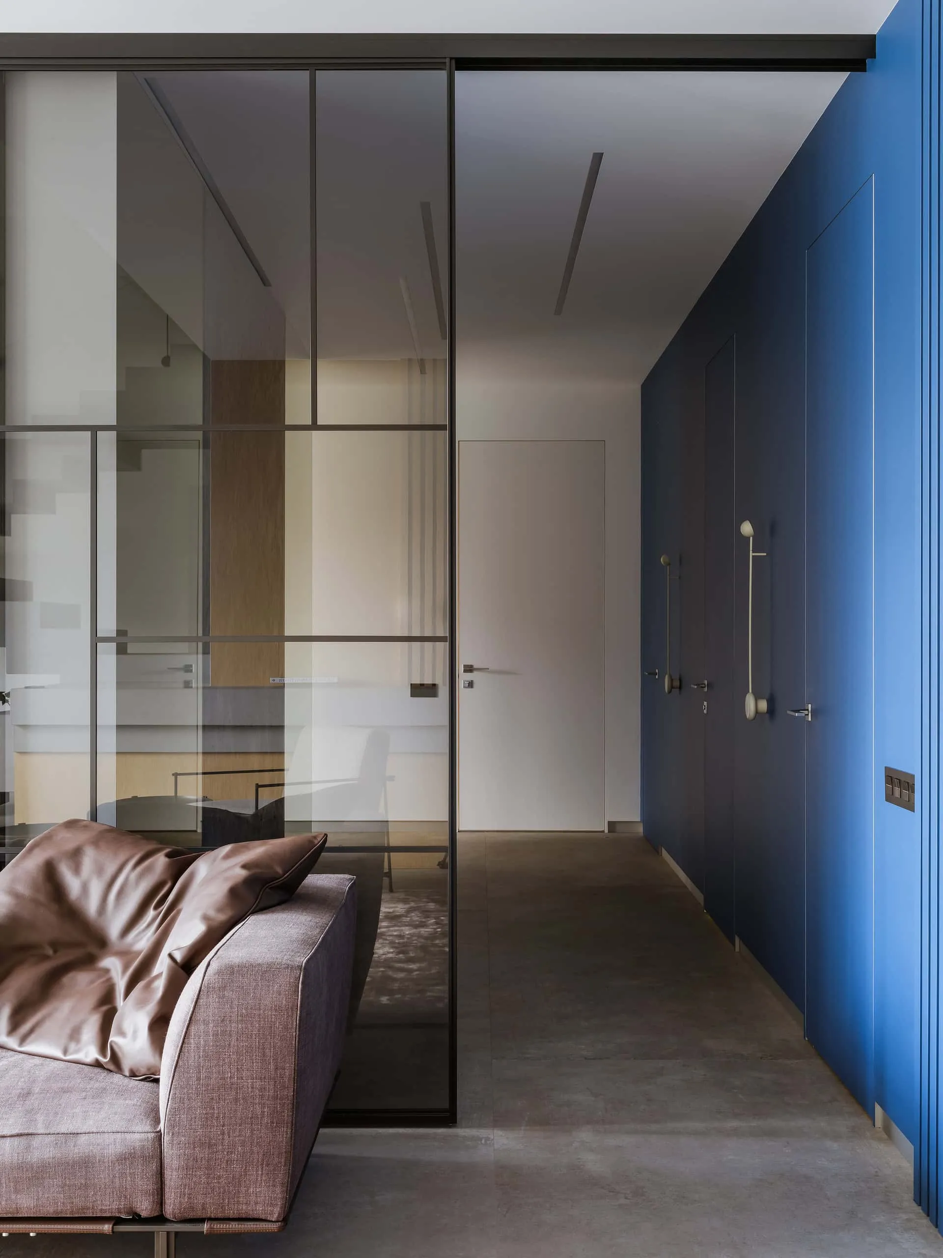 House with Flying Staircase: Minimalist Renovation by Makedesign Studio