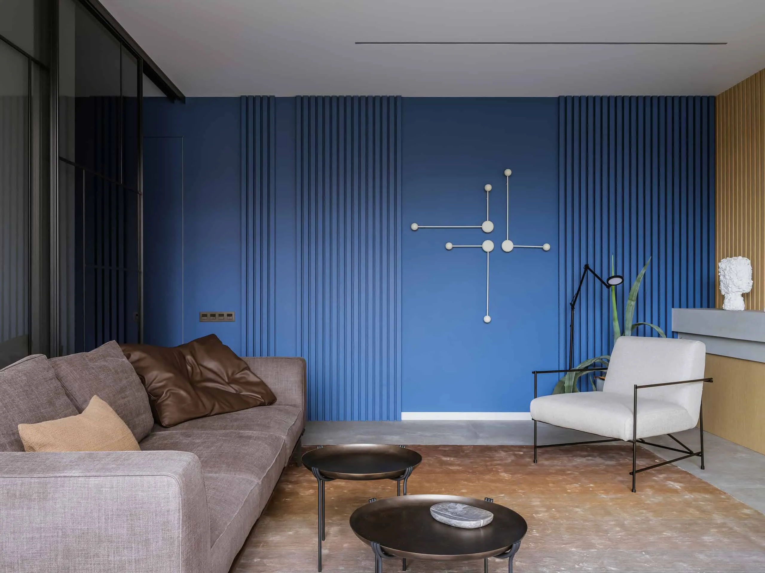 House with Flying Staircase: Minimalist Renovation by Makedesign Studio