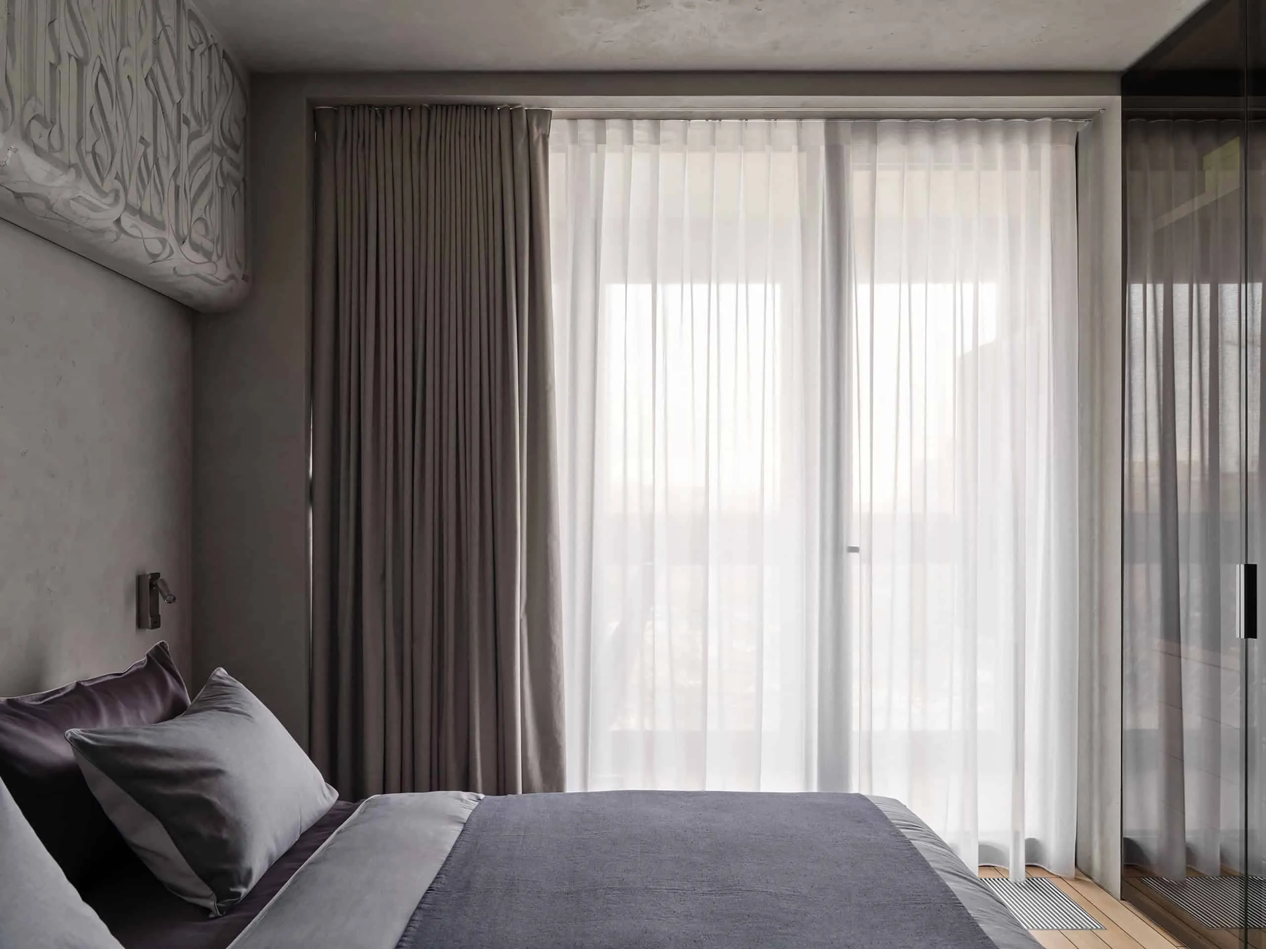 Квартира з тяжким характером — вид 18, спальня з освітленням гардеробної