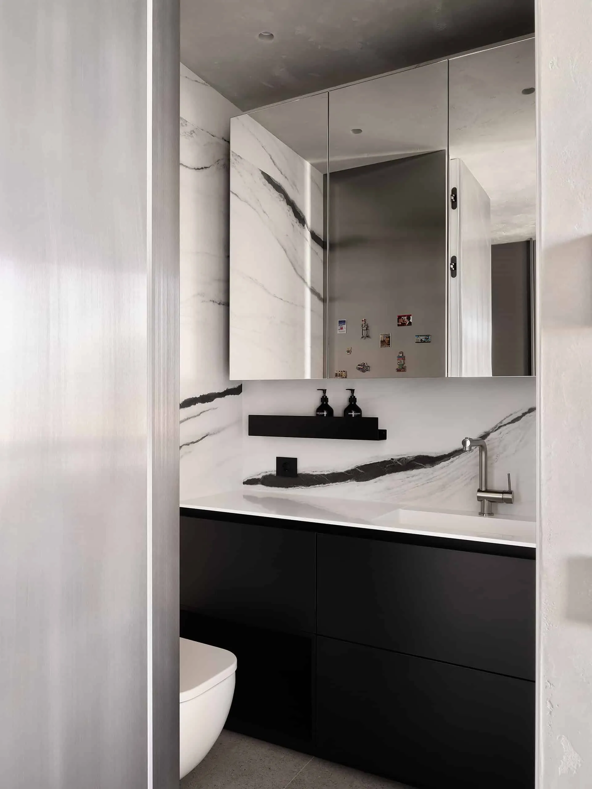 Квартира з тяжким характером — портретний вид 46, аксесуари ванної