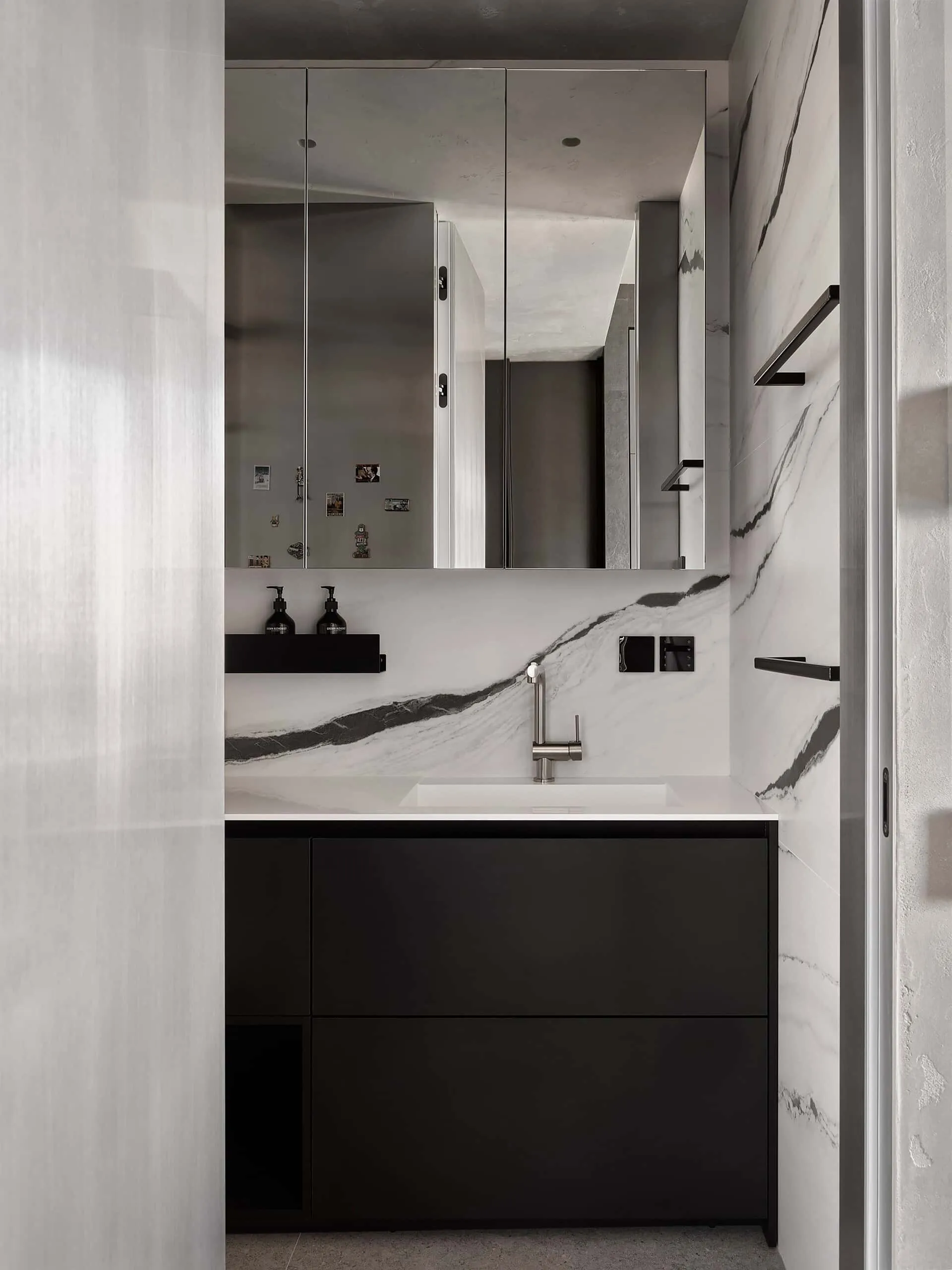 Квартира з тяжким характером — портретний вид 44, бар з ребристим склом