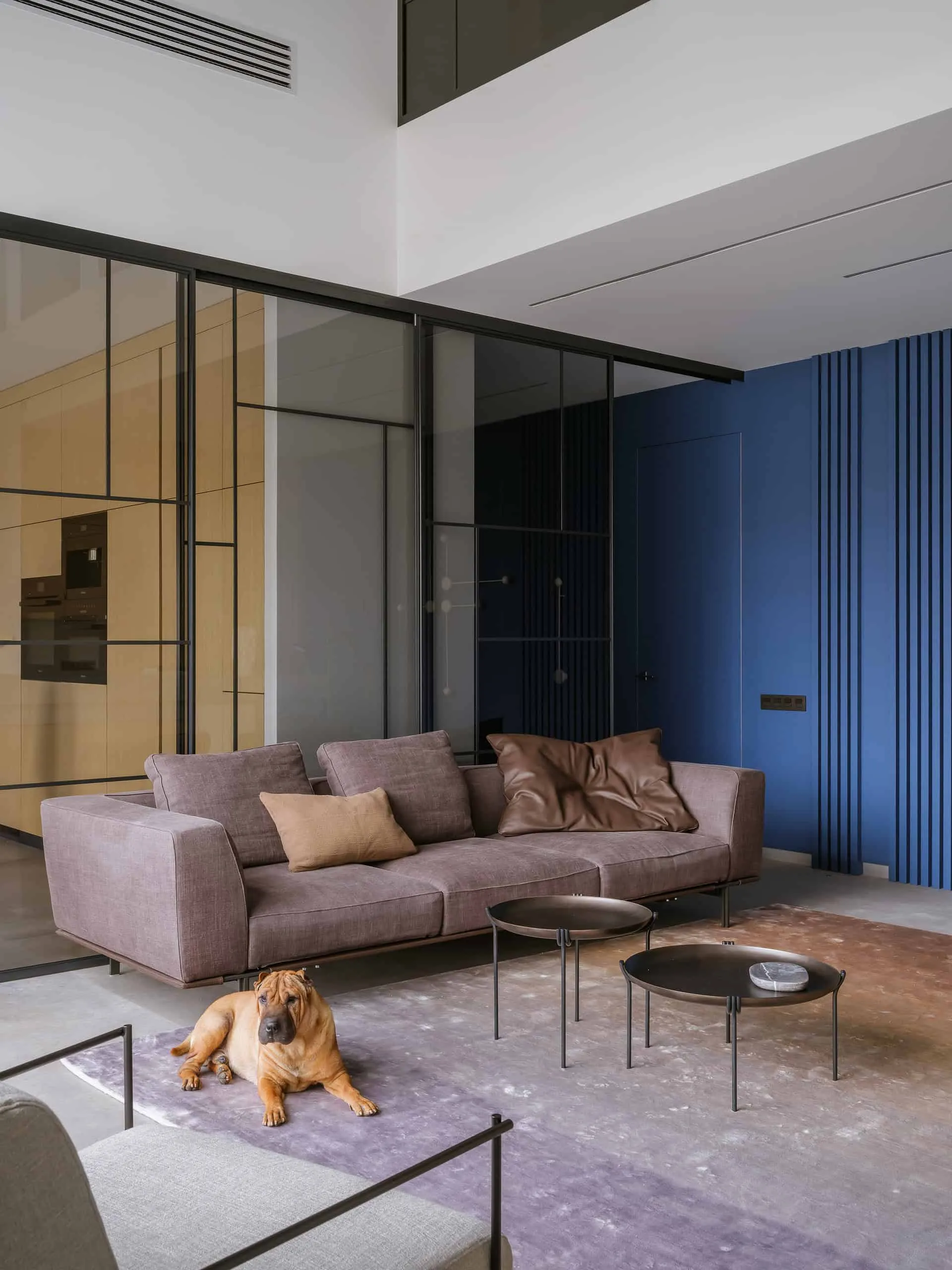 House with Flying Staircase: Minimalist Renovation by Makedesign Studio