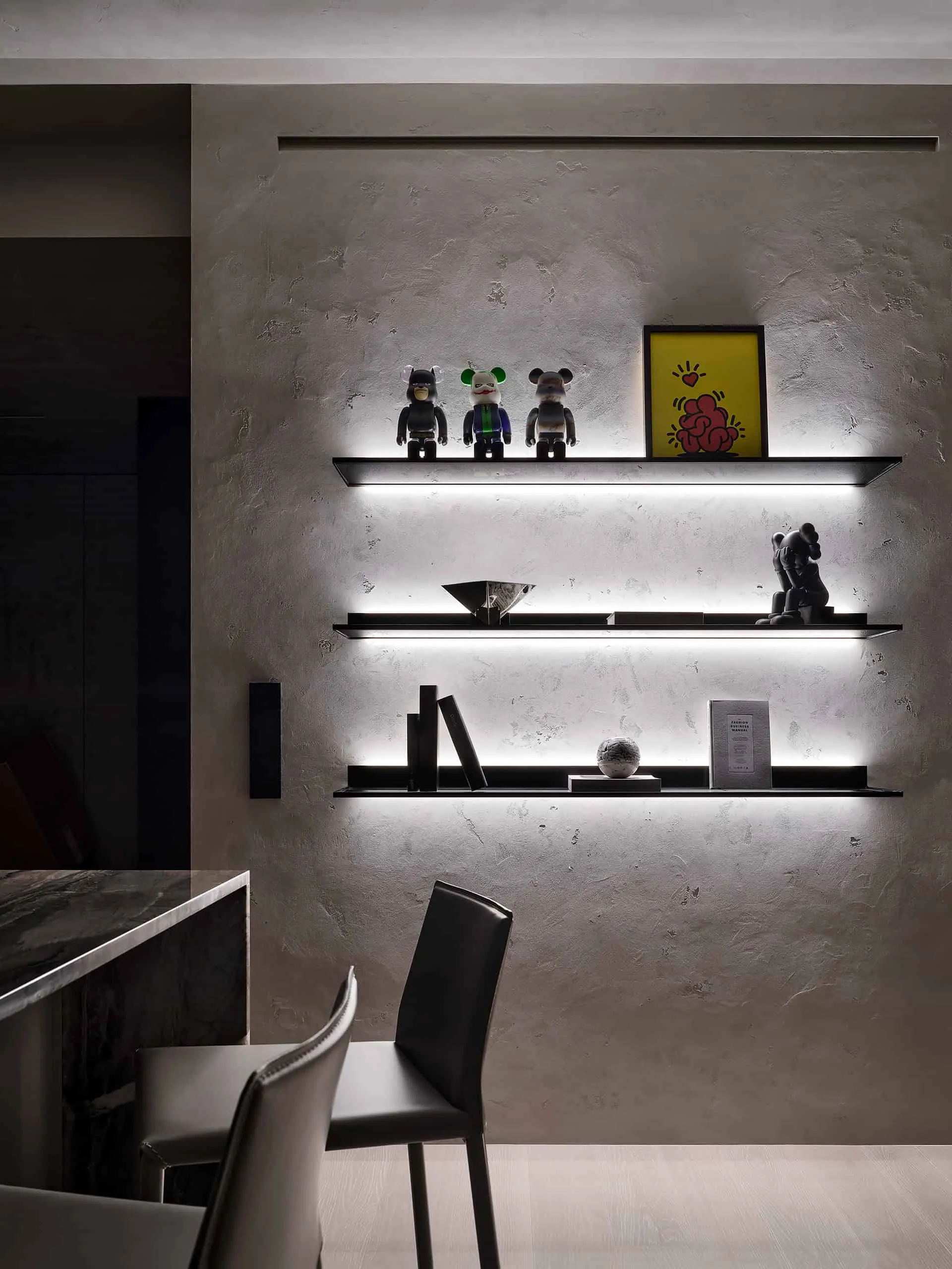 Квартира з тяжким характером — портретний вид 14, кастомний бар з ребристим склом