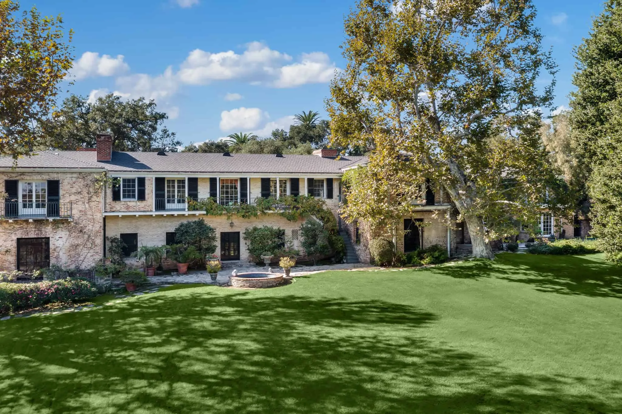 _pasadena_房屋艺术展览中心的青铜喷泉细节，中央有鸟。