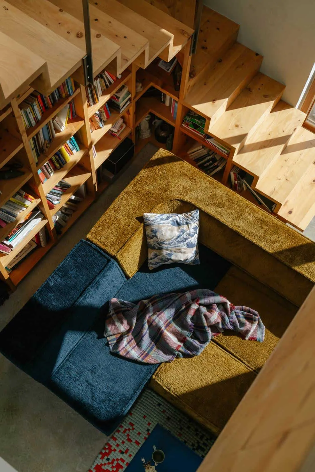 Meraki House — угол спальни с кадрированным видом