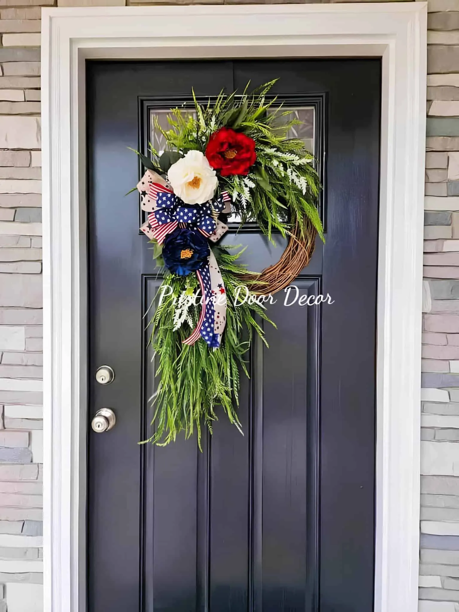 门前爱国花环，配有绿色、红白蓝花朵和丝带