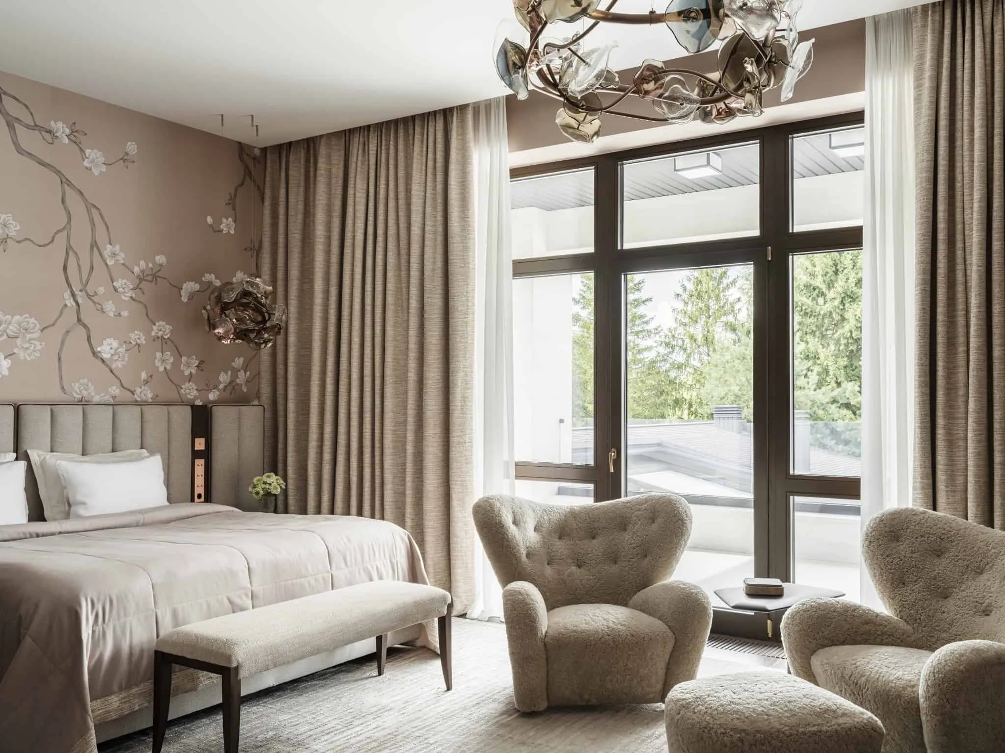 Елегантна спальня з квітковими шпалерами і світлою зоною відпочинку.