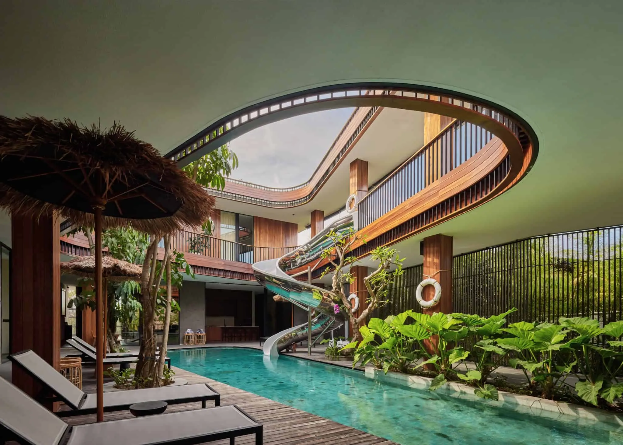 巴厘岛现代滑梯别墅，绿意盎然。