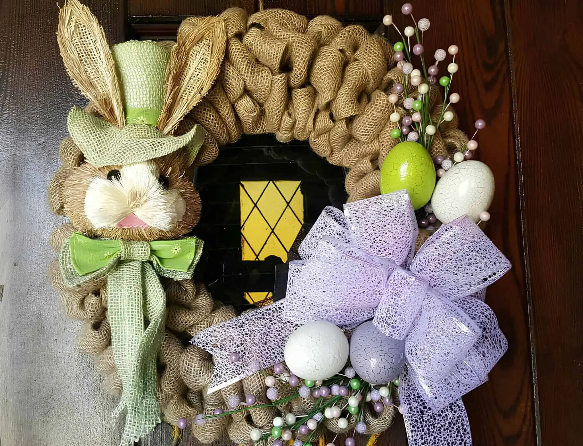 乡村复活节门饰，配有兔子、粗麻纹理、粉彩鸡蛋和丝带